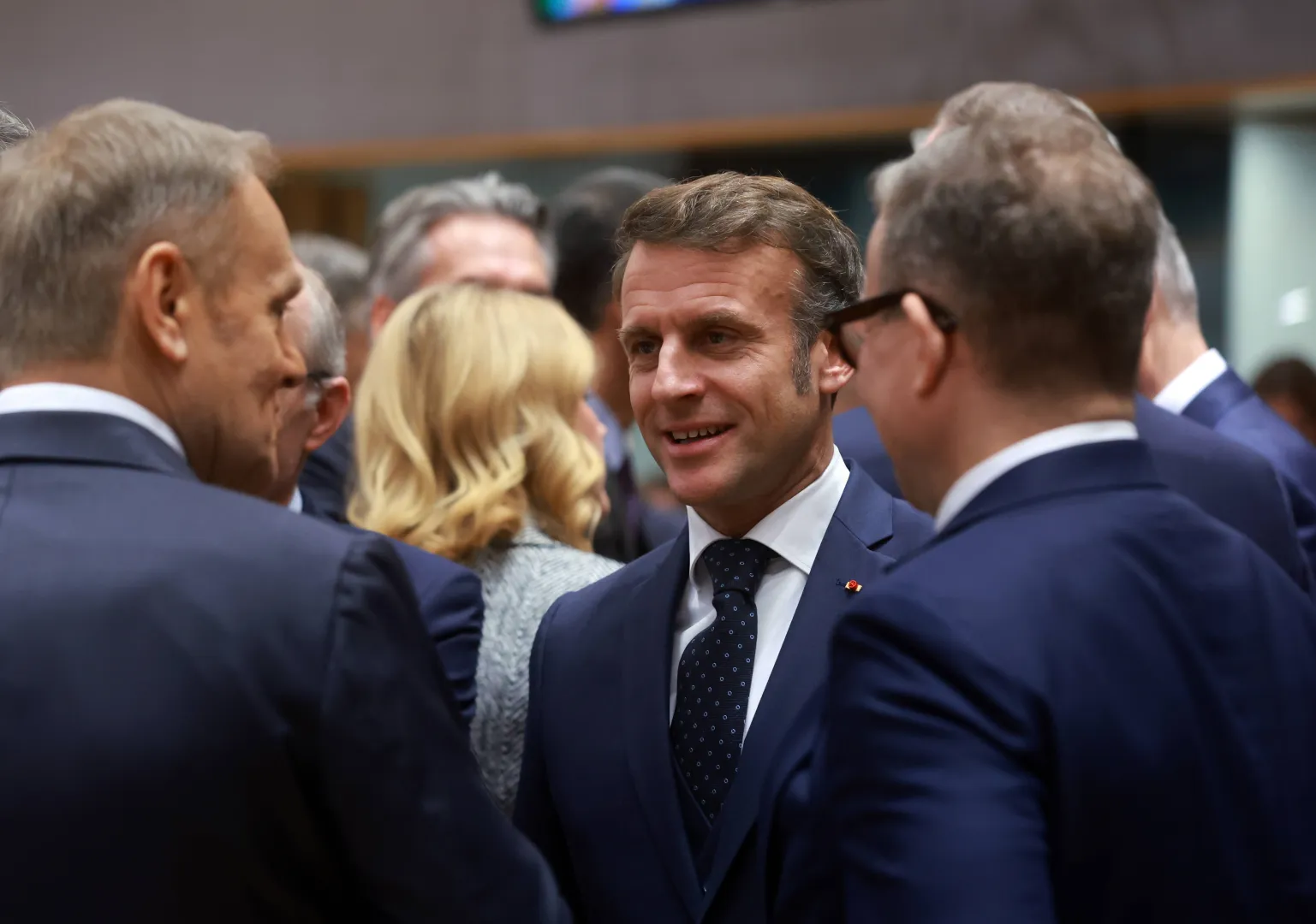 Premier Donald Tusk i prezydent Francji Emmanuel Macron. Fot. PAP/EPA/OLIVIER HOSLET