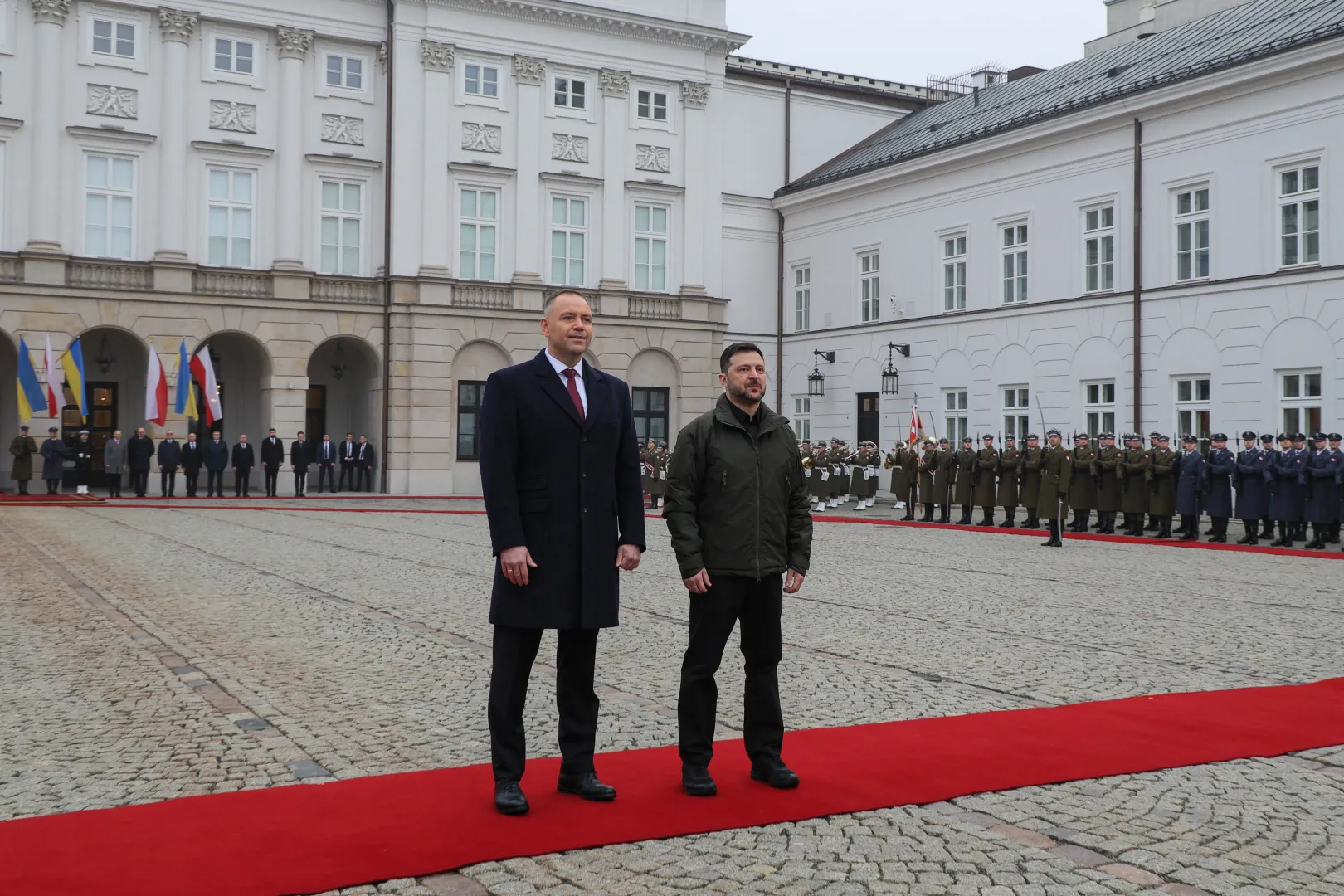 Кароль Навроцкий (слева) и Владимир Зеленский перед Президентским дворцом в Варшаве. Fot. PAP/Paweł Supernak
