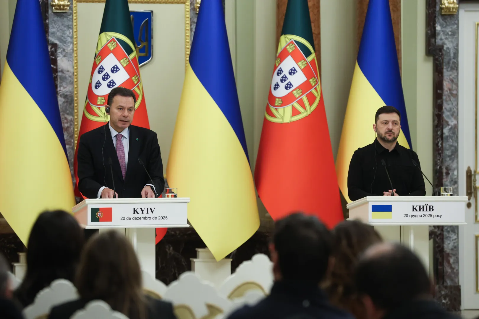 Прем'єр-міністр Португалії Луїш Монтенегру (ліворуч) та президент України Володимир Зеленський (праворуч) у Києві. Fot. PAP/Victor Kovalchuk