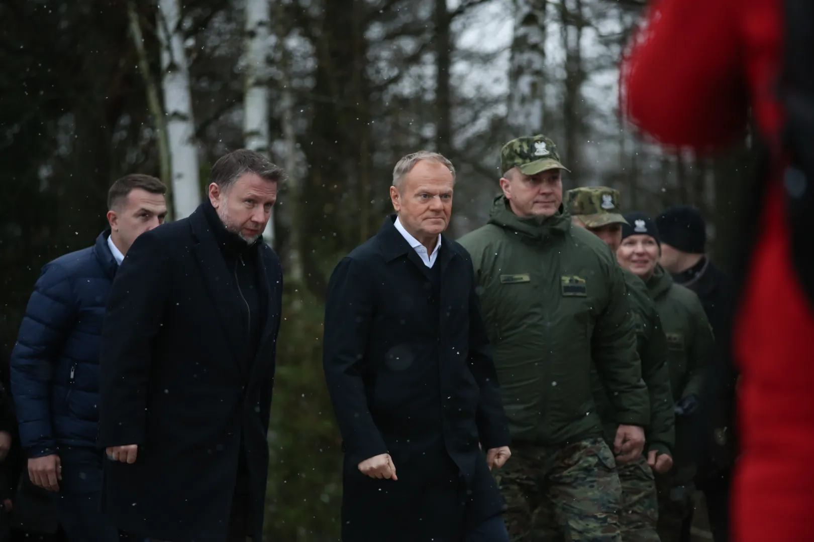 Premier Donald Tusk, minister spraw wewnętrznych i administracji Marcin Kierwiński, oraz komendant Główny Straży Granicznej gen. dyw. SG Robert Bagan. Fot. PAP/Artur Reszko