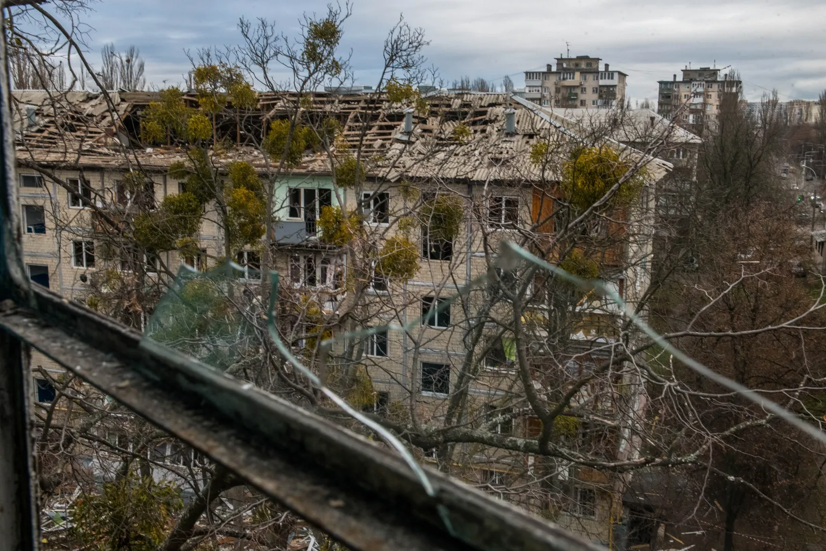 Война в Украине. Киев. Разрушения после российских обстрелов. Fot. PAP/Vladyslav Musiienko