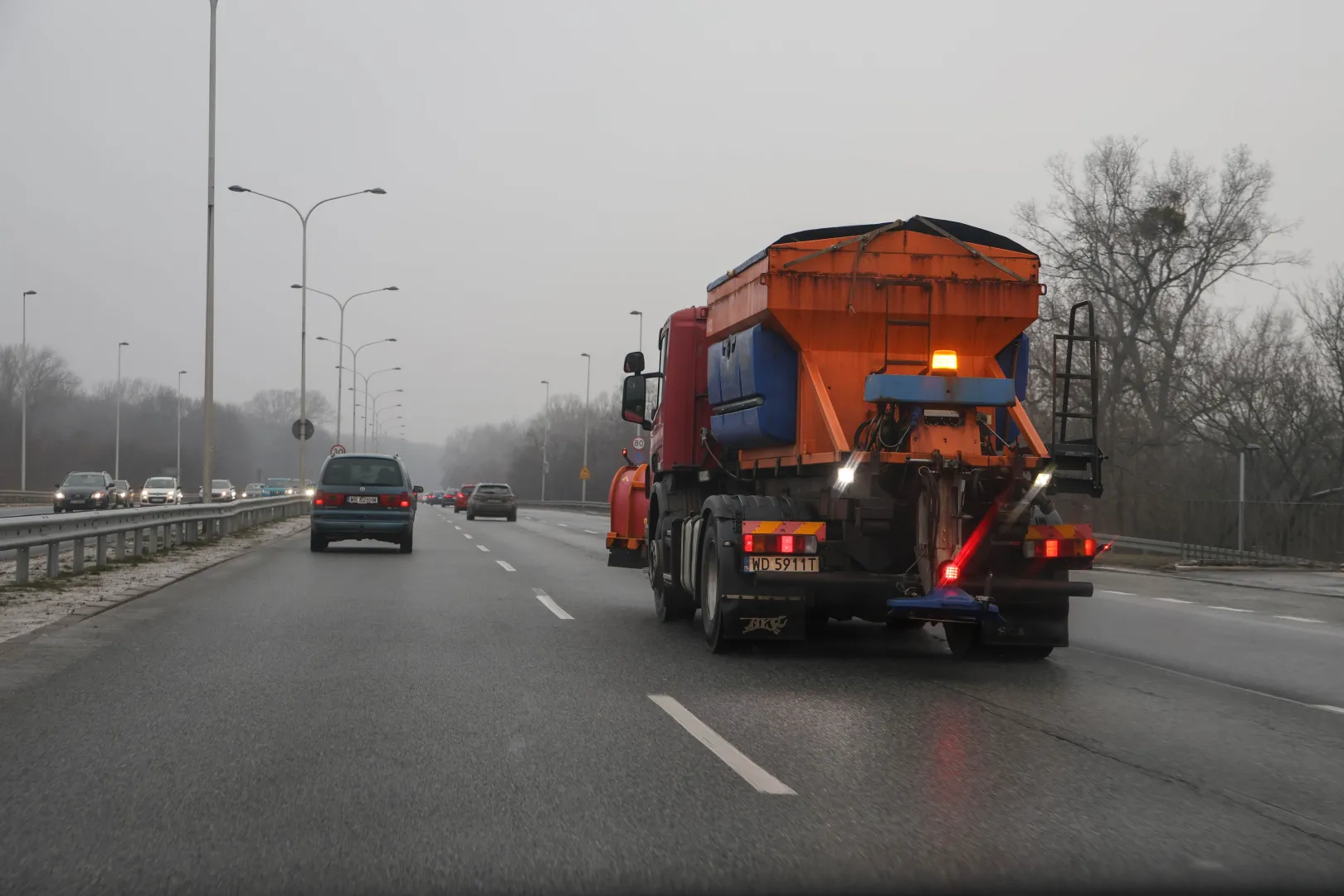 Pługoposypywarka na ulicy w Warszawie Fot. PAP/Paweł Supernak