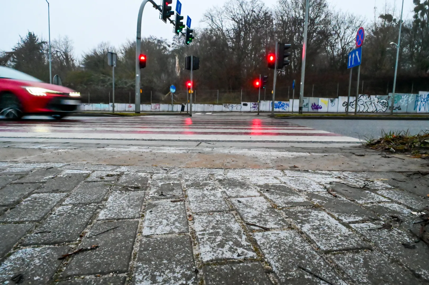 Oblodzone chodnik i ulica Fot. PAP/Marcin Bielecki