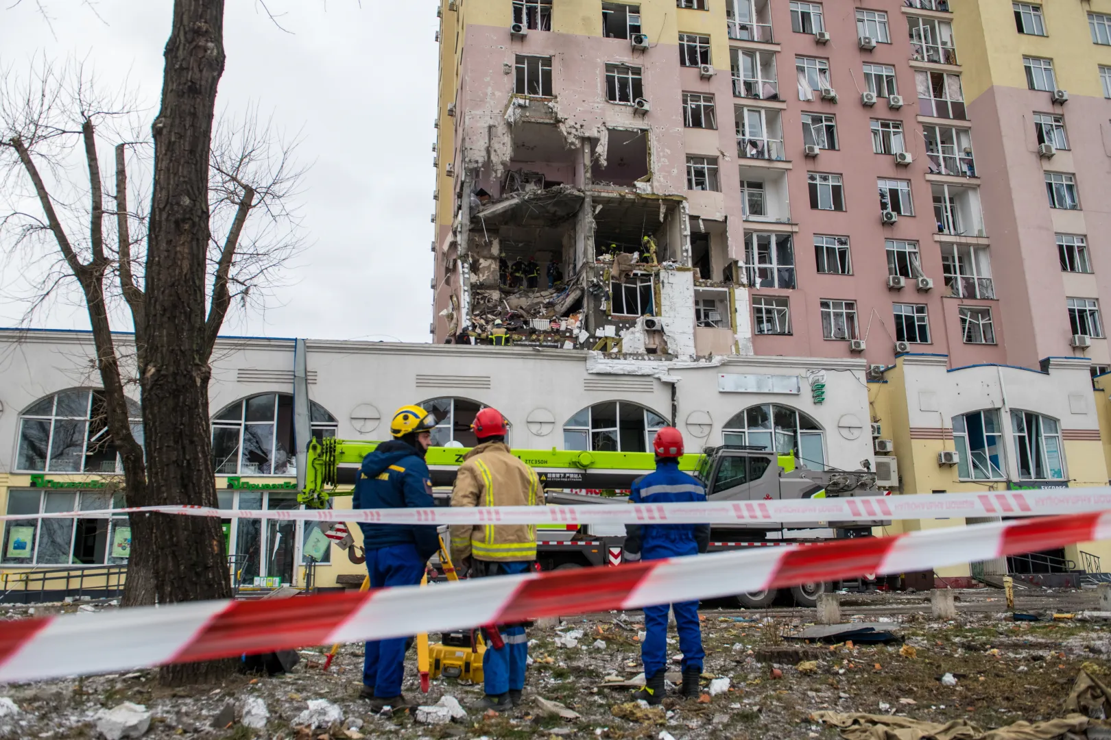 Kijów. Zniszczenia po rosyjskim ataku. Fot. PAP/	Vladyslav Musiienko