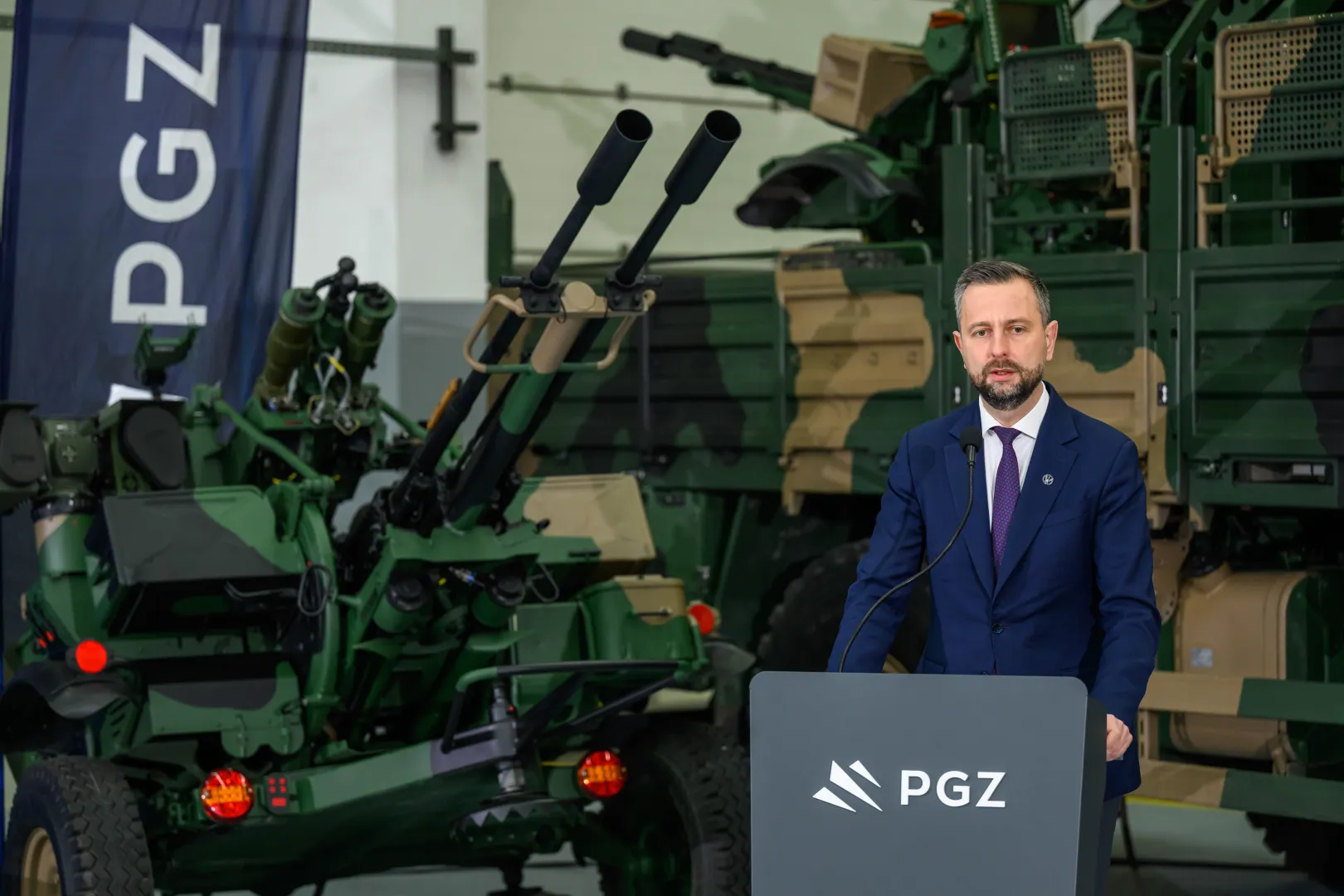 Władysław Kosiniak-Kamysz podczas podpisania umowy na realizację projektu Inwestycyjnego w Zakładach Mechanicznych „Tarnów”, fot. PAP/Paweł Topolski