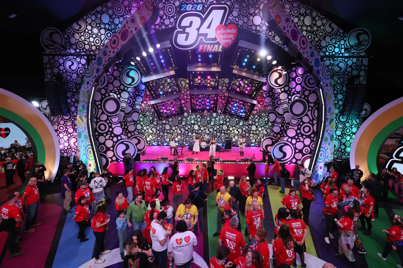 Wolontariusze w studiu telewizyjnym WOŚP Fot. PAP/Leszek Szymański