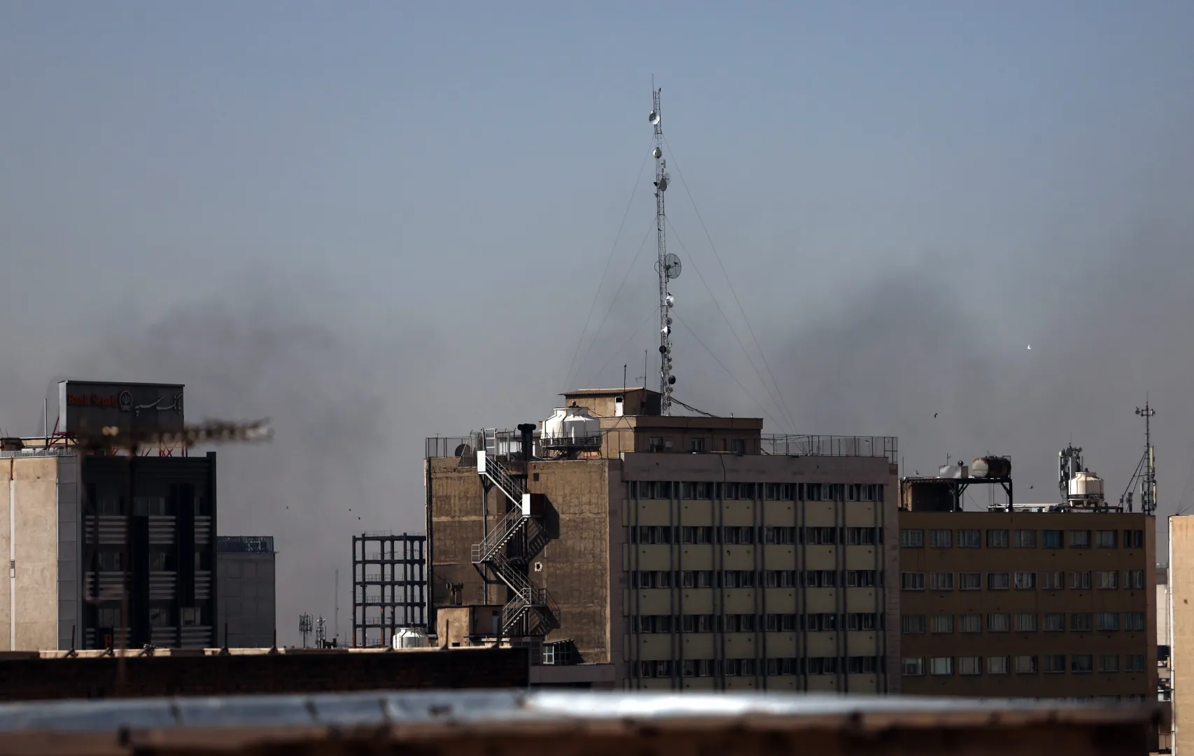 Dym po ataku na Teheran. Fot. PAP/EPA/ABEDIN TAHERKENAREH