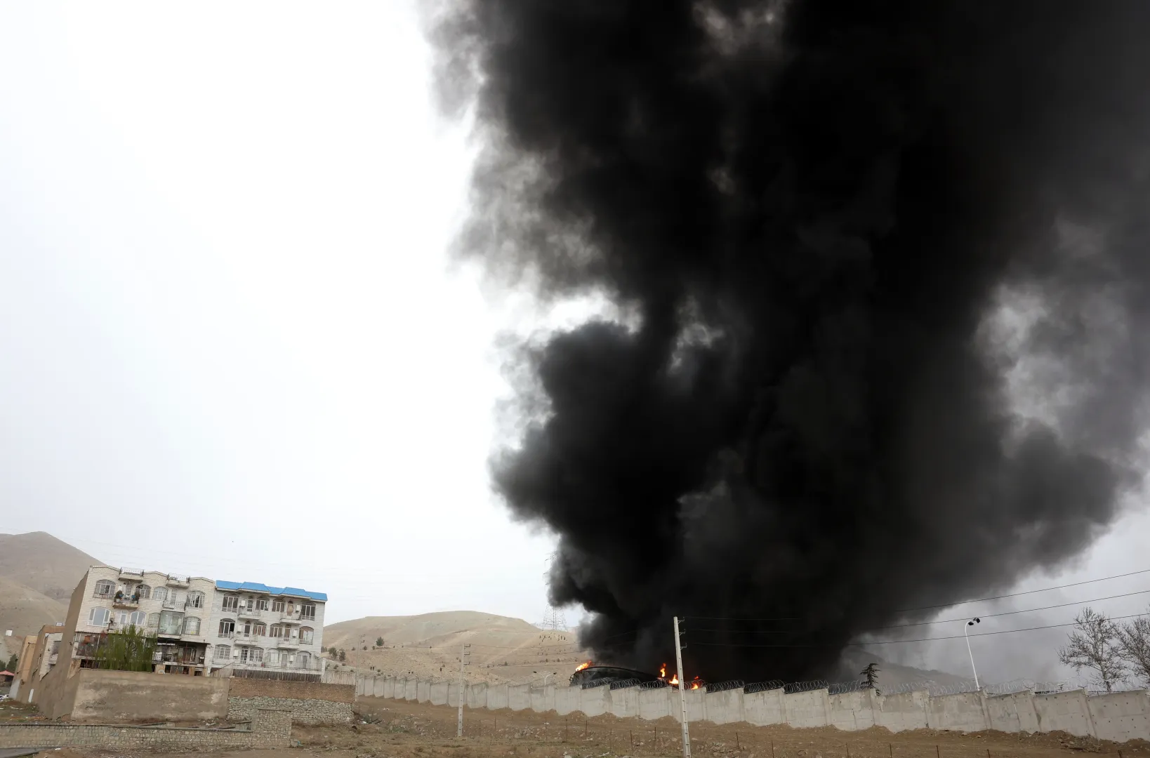 Dym nad Teheranem po uderzeniu w rafinerię Fot. PAP/EPA/ABEDIN TAHERKENAREH