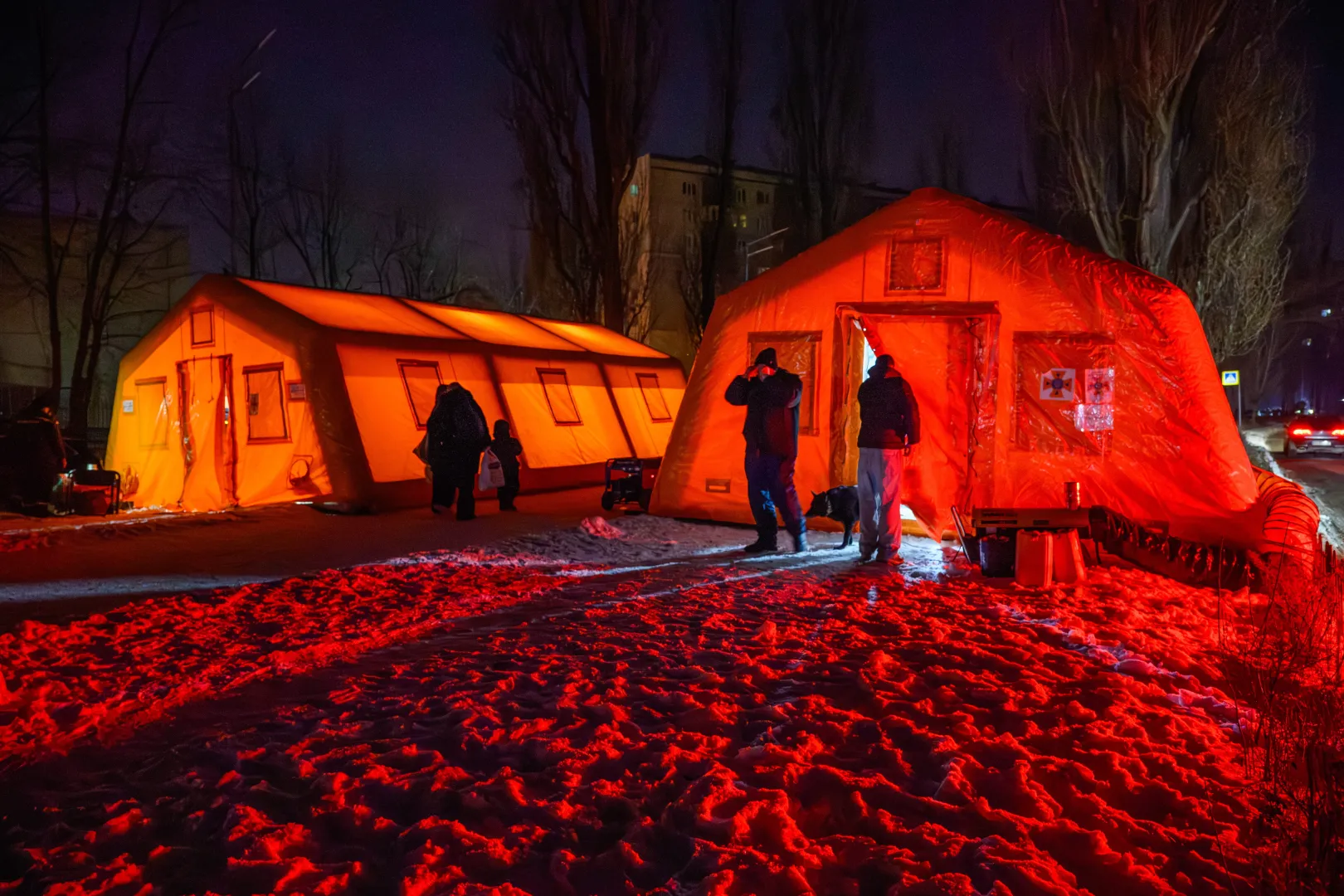 Namioty, w których mieszkańcy Kijowa mogą ogrzać się oraz dodładować urządzenia elektroniczne. Fot. PAP/Vladyslav Musiienko