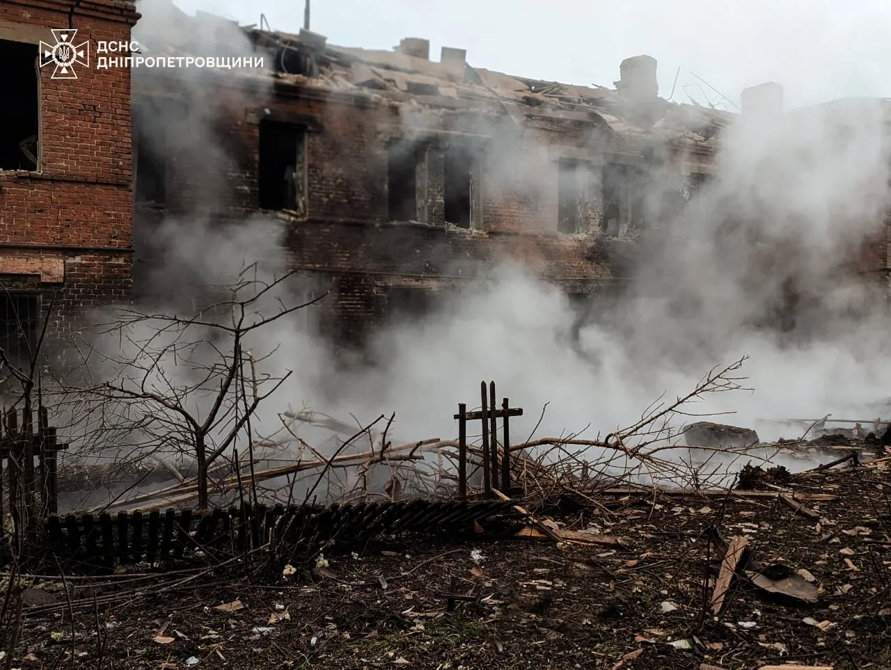 Наслідки удару по будинку в Кривому Розі. Fot. Facebook / ДСНС України, ДСНС Дніпропетровщини