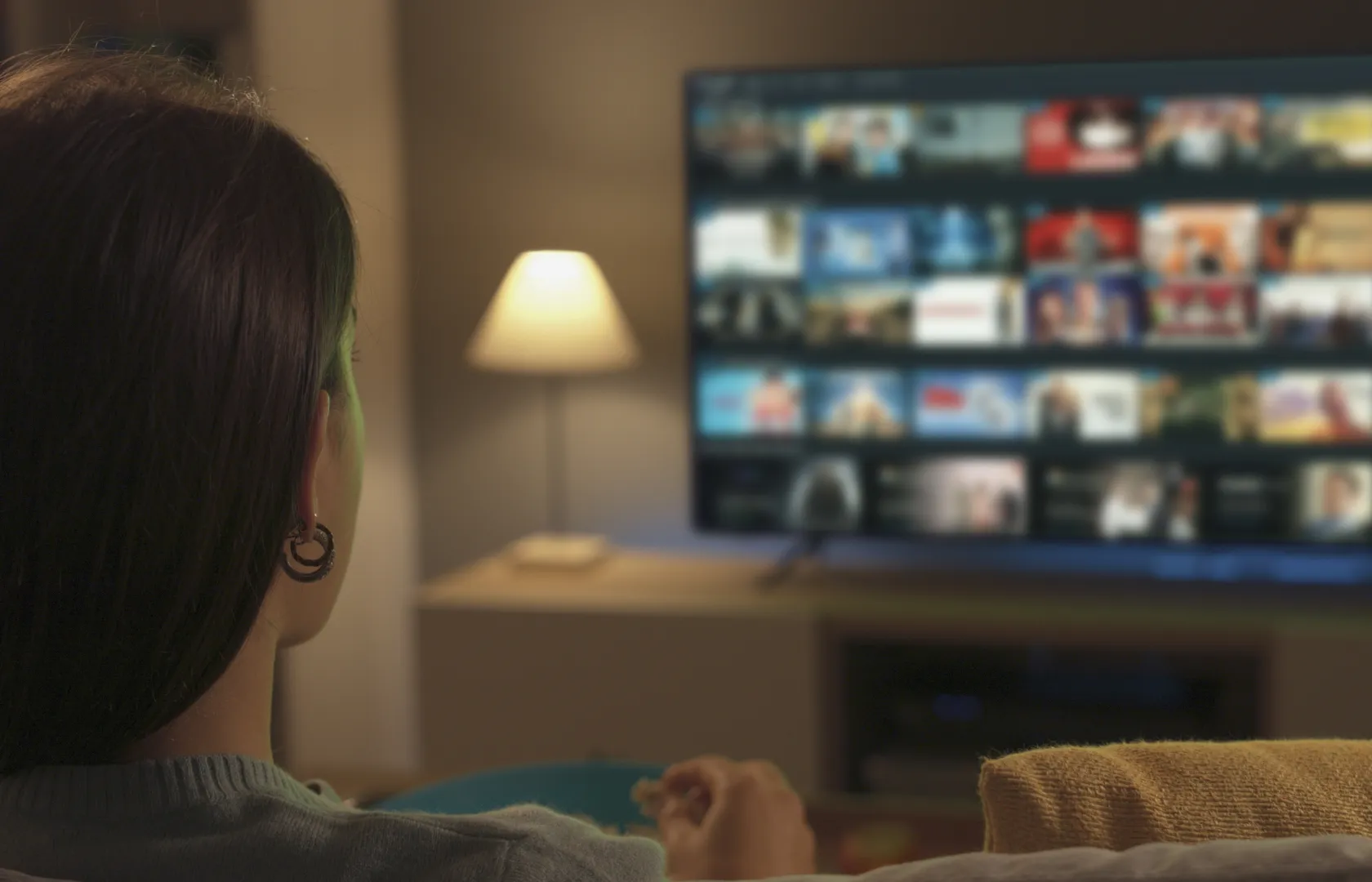 Oglądanie seriali. Zdjęcie ilustracyjne. Fot. stokkete/Adobe Stock