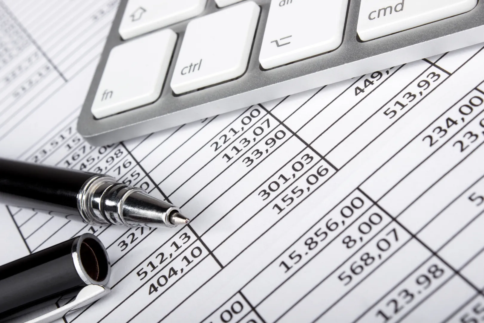 Krajowy System e-Faktur będzie służył do wystawiania, przesyłania, odbierania i przechowywania faktur w obrocie między przedsiębiorstwami. Fot. Adobe Stock/v.poth