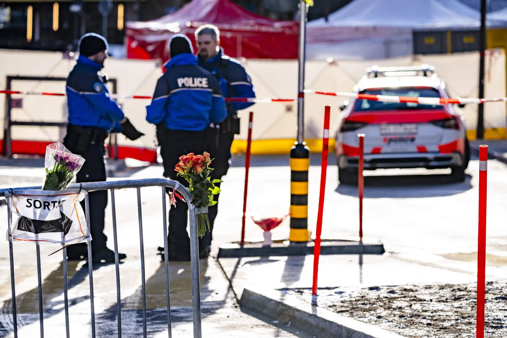 Służby na miejscu tragedii Fot. PAP/EPA/JEAN-CHRISTOPHE BOTT