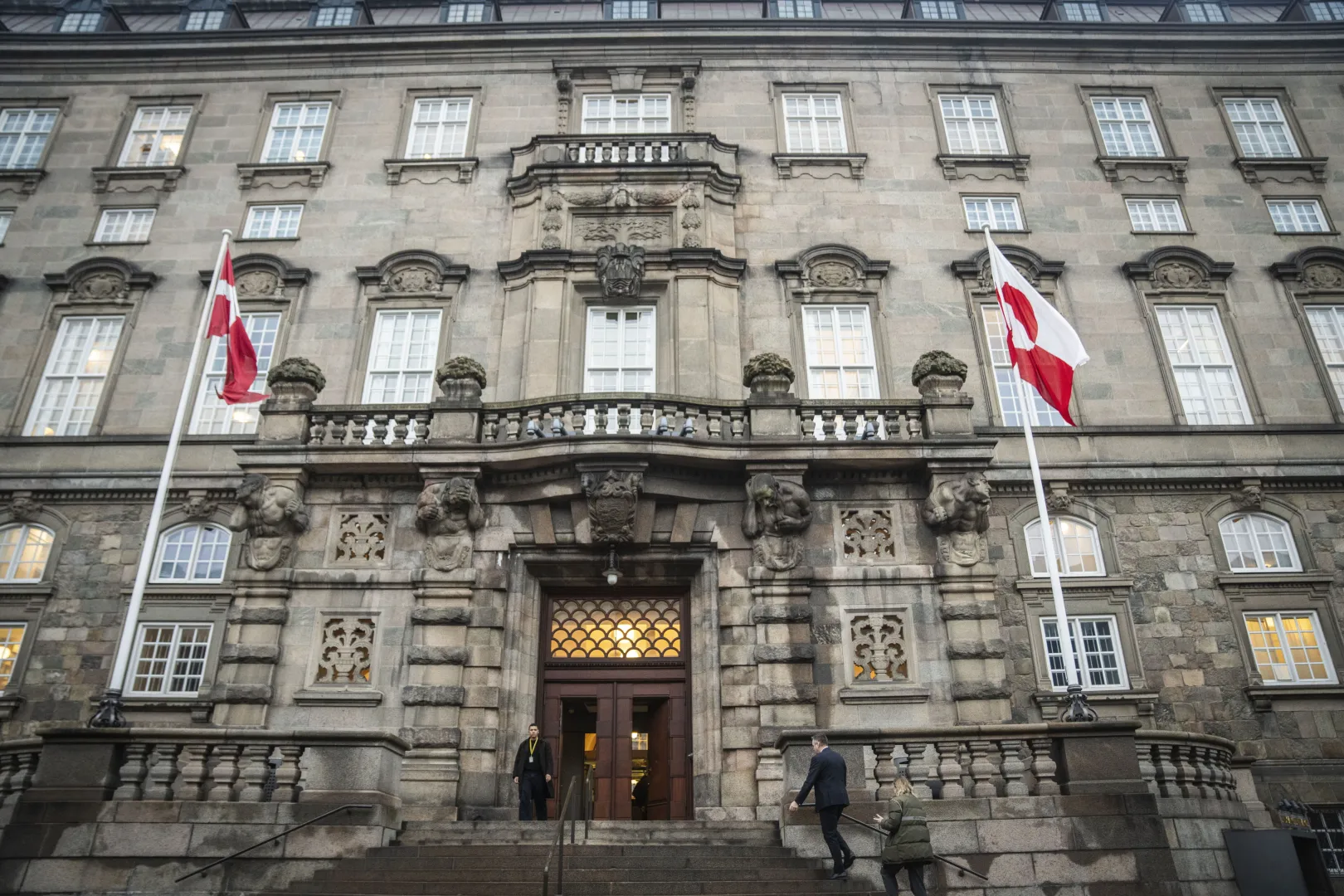 Flagi Danii i Grenlandii przed Folketingiem - parlamentem Danii Fot. PAP/EPA/SEBASTIAN ELIAS UTH