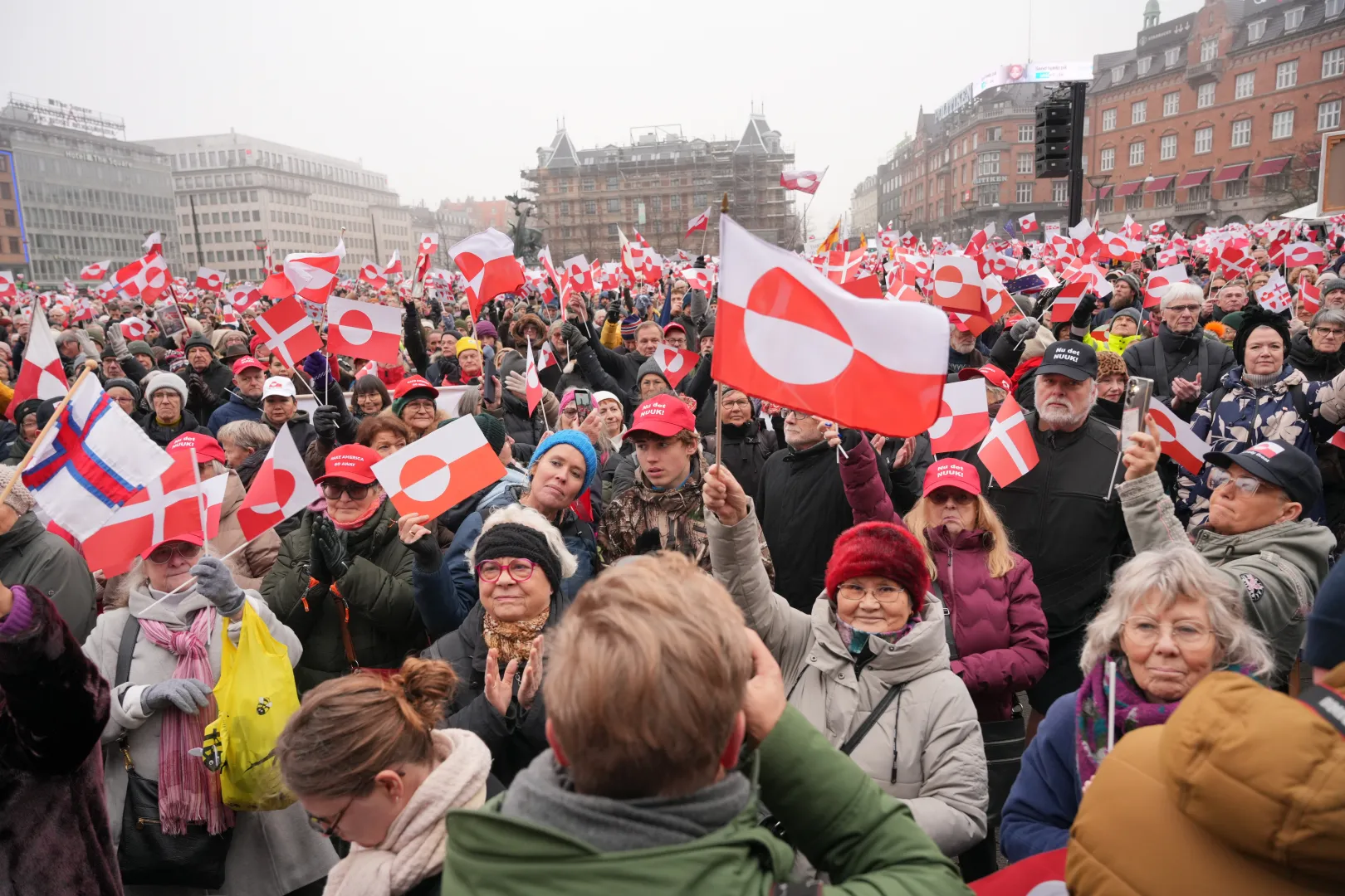 Ludzie podczas protestu w Kopenhadze. Fot. EPA/Emil Helms