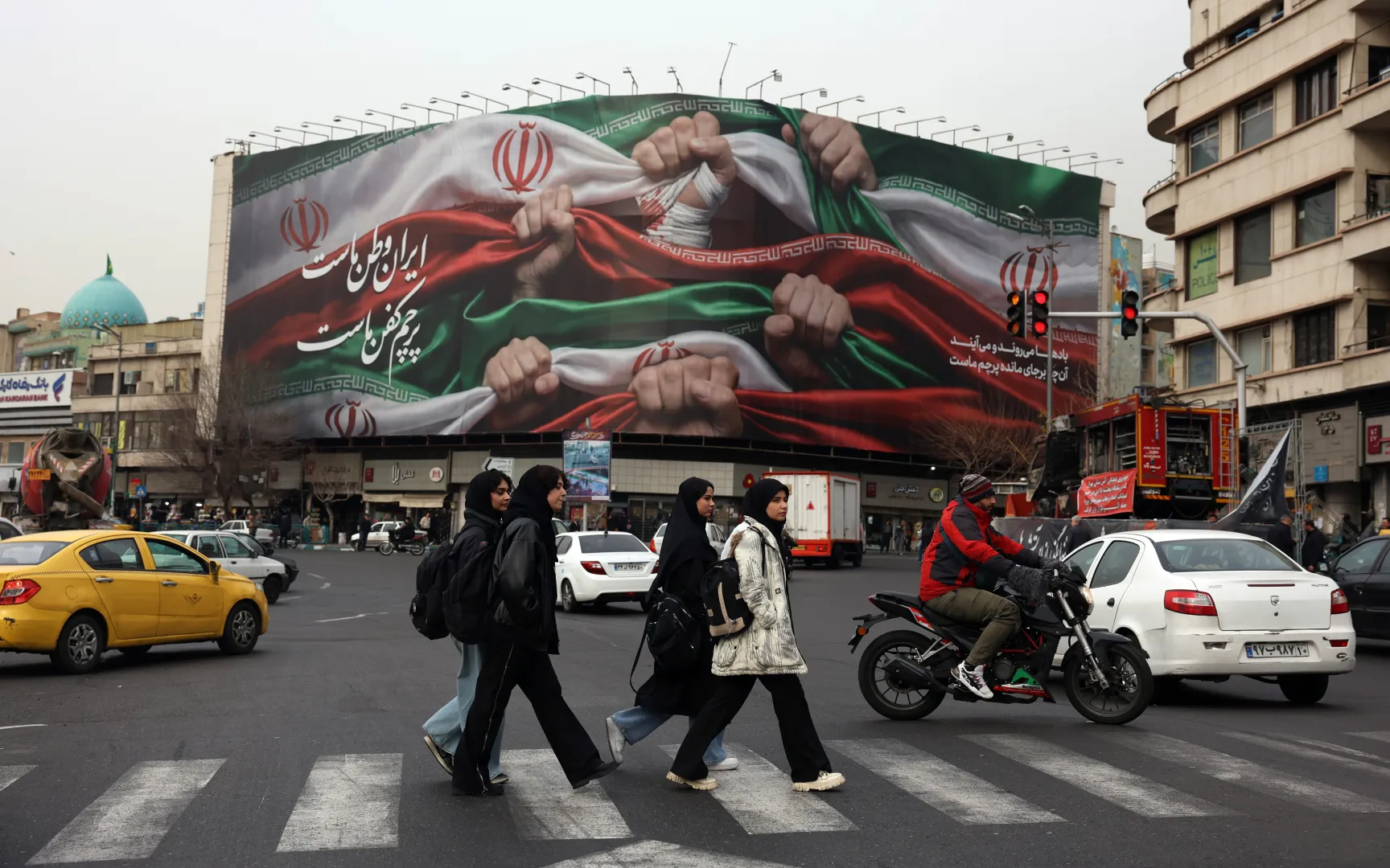 Budynek w Teheranie z napisem "Iran to nasza ojczyzna". Zdj. ilustracyjne. Fot. PAP/EPA/ABEDIN TAHERKENAREH