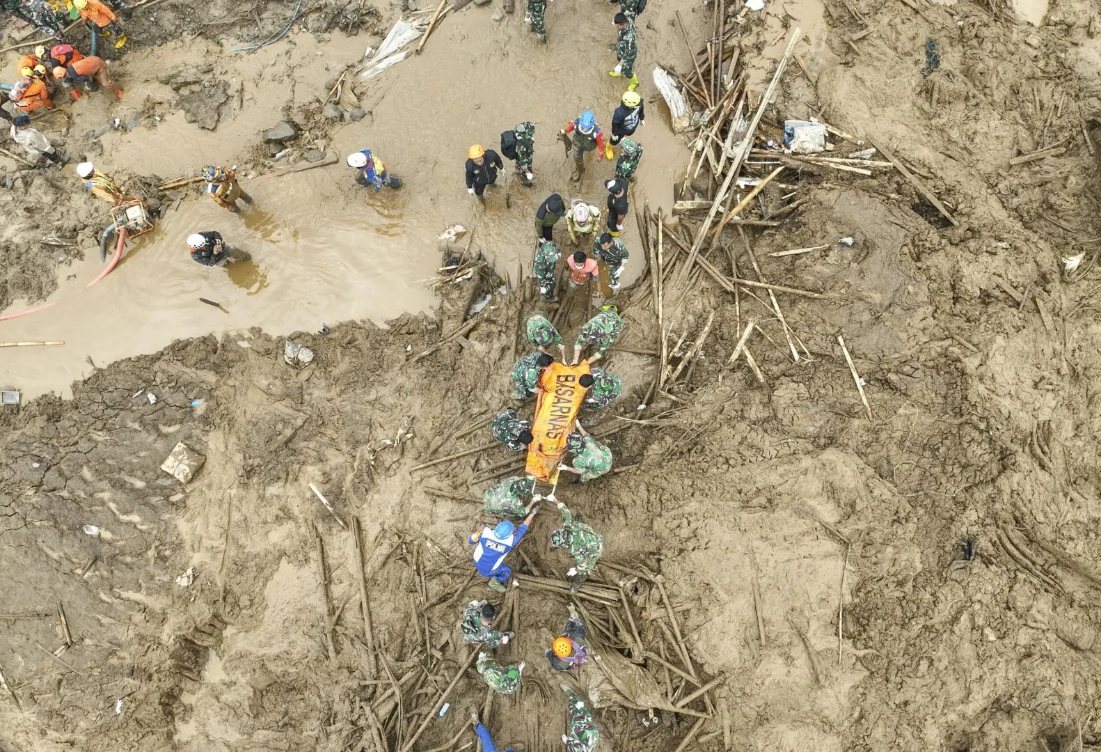 Liczba ofiar śmiertelnych osuwiska w Indonezji wzrosła. Fot. PAP/EPA/BNPB HANDOUT