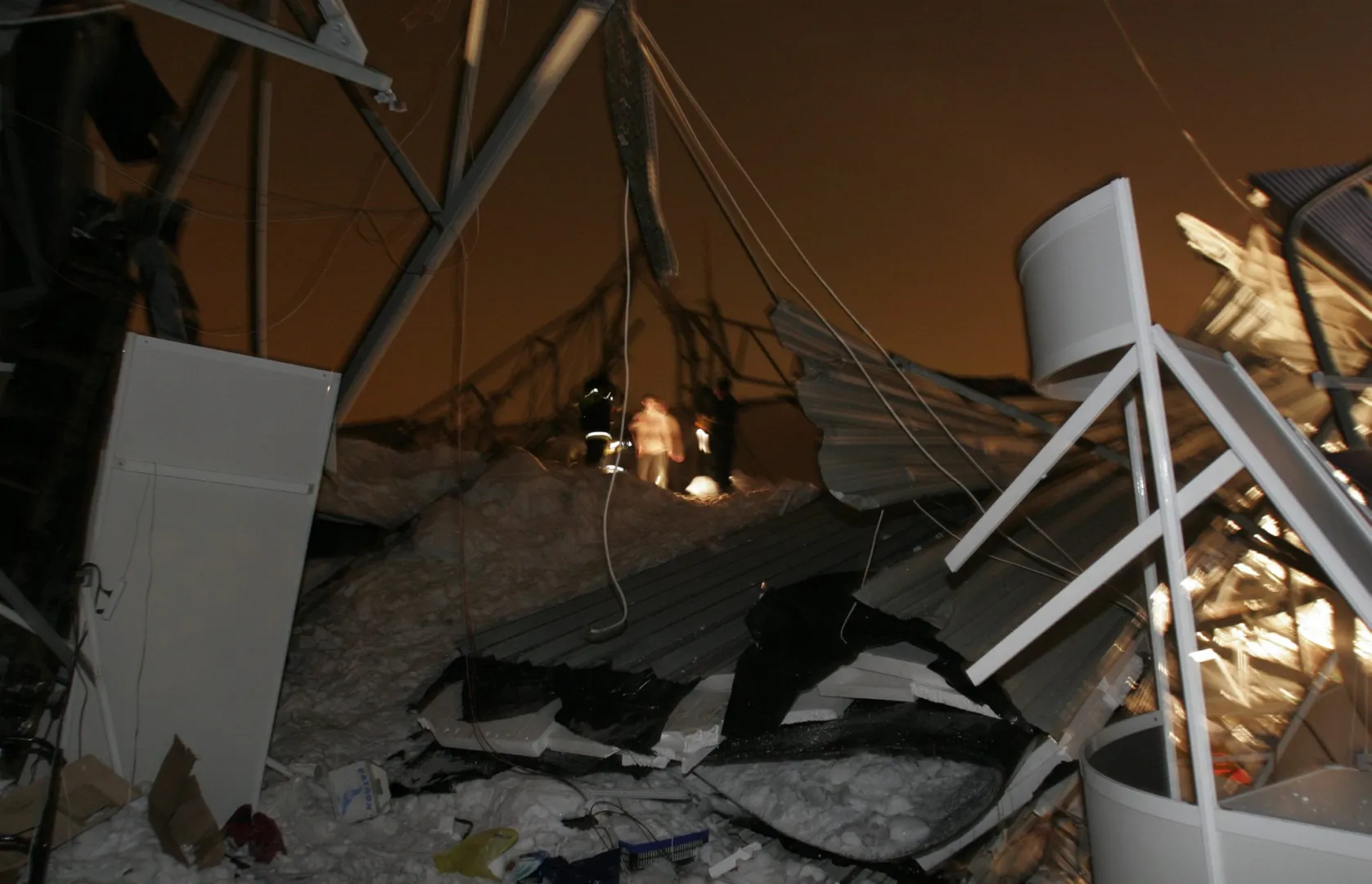 Akcja ratunkowa. Runął dach jednego z pawilonów wystawienniczych na terenie Międzynarodowych Targów Katowickich. Fot.  PAP/Andrzej Grygiel