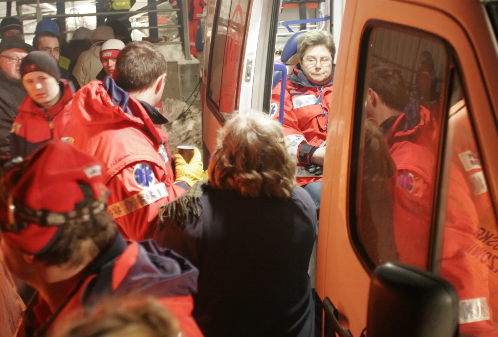 Akcja ratunkowa. Runął dach jednego z pawilonów wystawienniczych na terenie Międzynarodowych Targów Katowickich. Fot. PAP/Andrzej Grygiel
