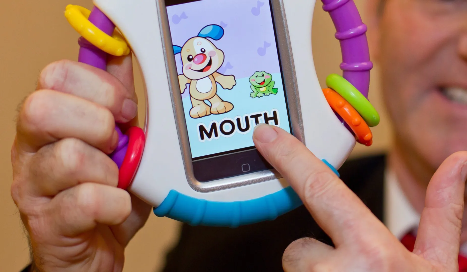 Zabawka dla malucha z miejscem na smarfton Fot. PAP/EPA/DANIEL KARMANN