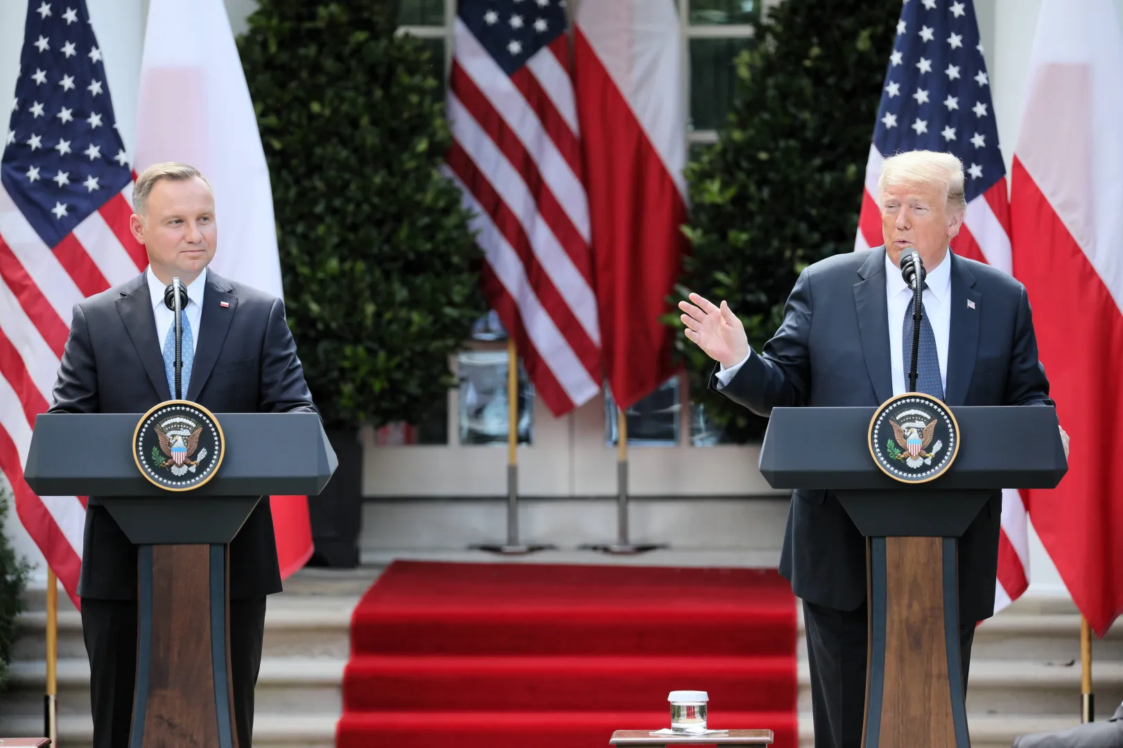 Waszyngton, Stany Zjednoczone Ameryki, 24.06.2020. Prezydent RP Andrzej Duda (L) oraz prezydent Stanów Zjednoczonych Donald Trump (P) podczas wspólnej konferencji prasowej w Ogrodzie Różanym Białego Domu. Fot. PAP/Leszek Szymański