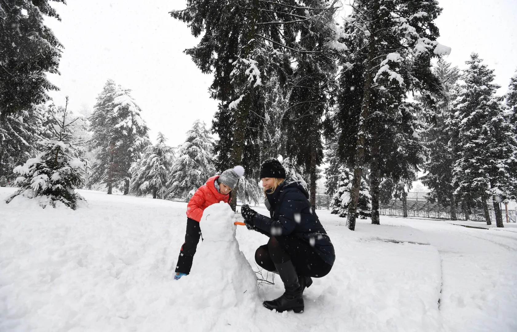 Zimowe aktywności. Fot. EPA/DANIEL DAL ZENNARO 