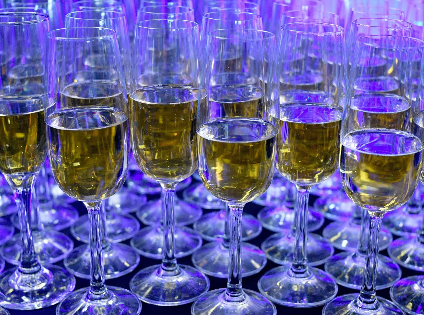 Kieliszki z szampanem. Zdj. ilustracyjne. Fot. PAP/Darek Delmanowicz