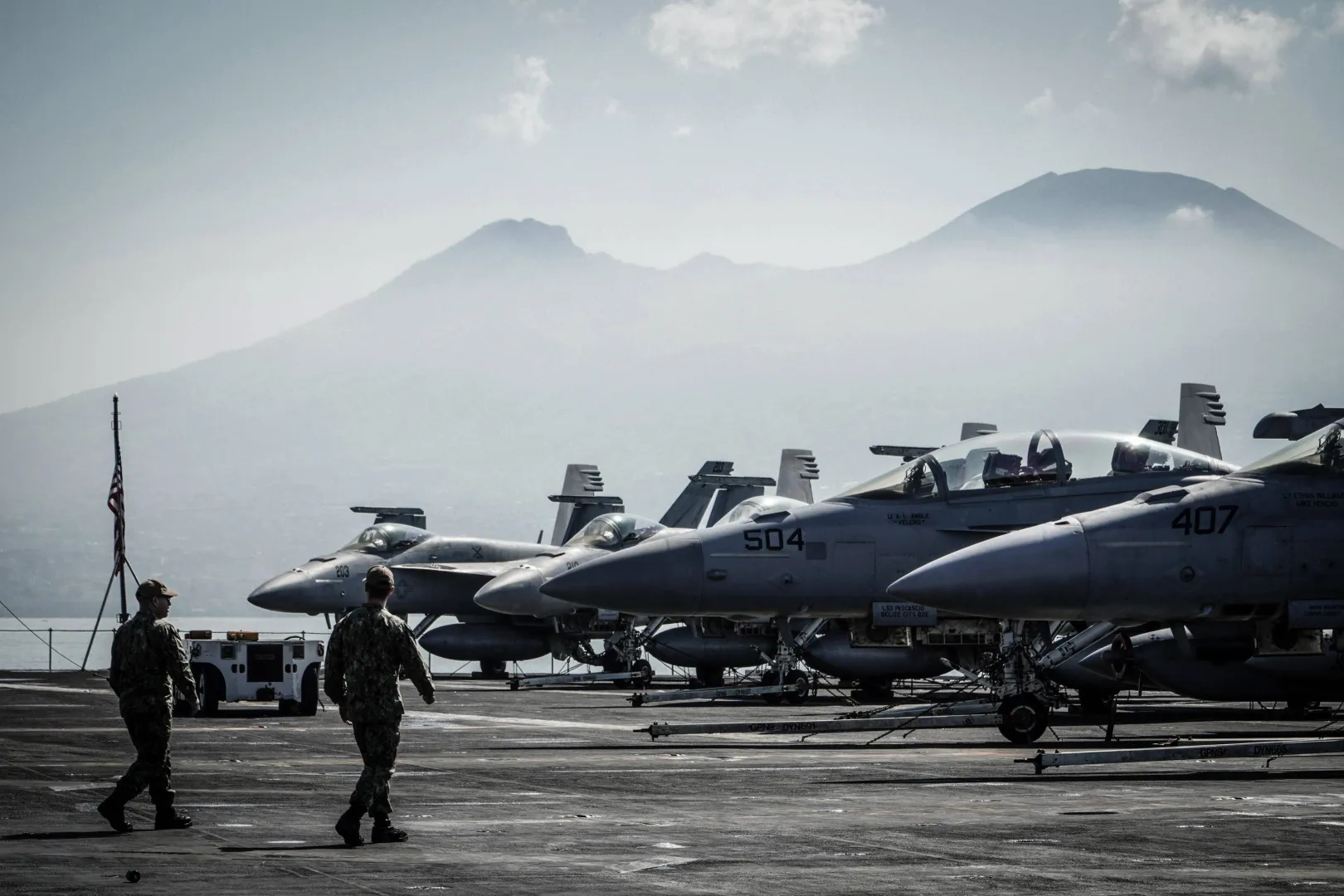 Samoloty wojskowe na pokładzie amerykańskiego lotniskowca USS Harry S. Truman - zdjęcie ilustracyjne Fot. PAP/EPA/CESARE ABBATE