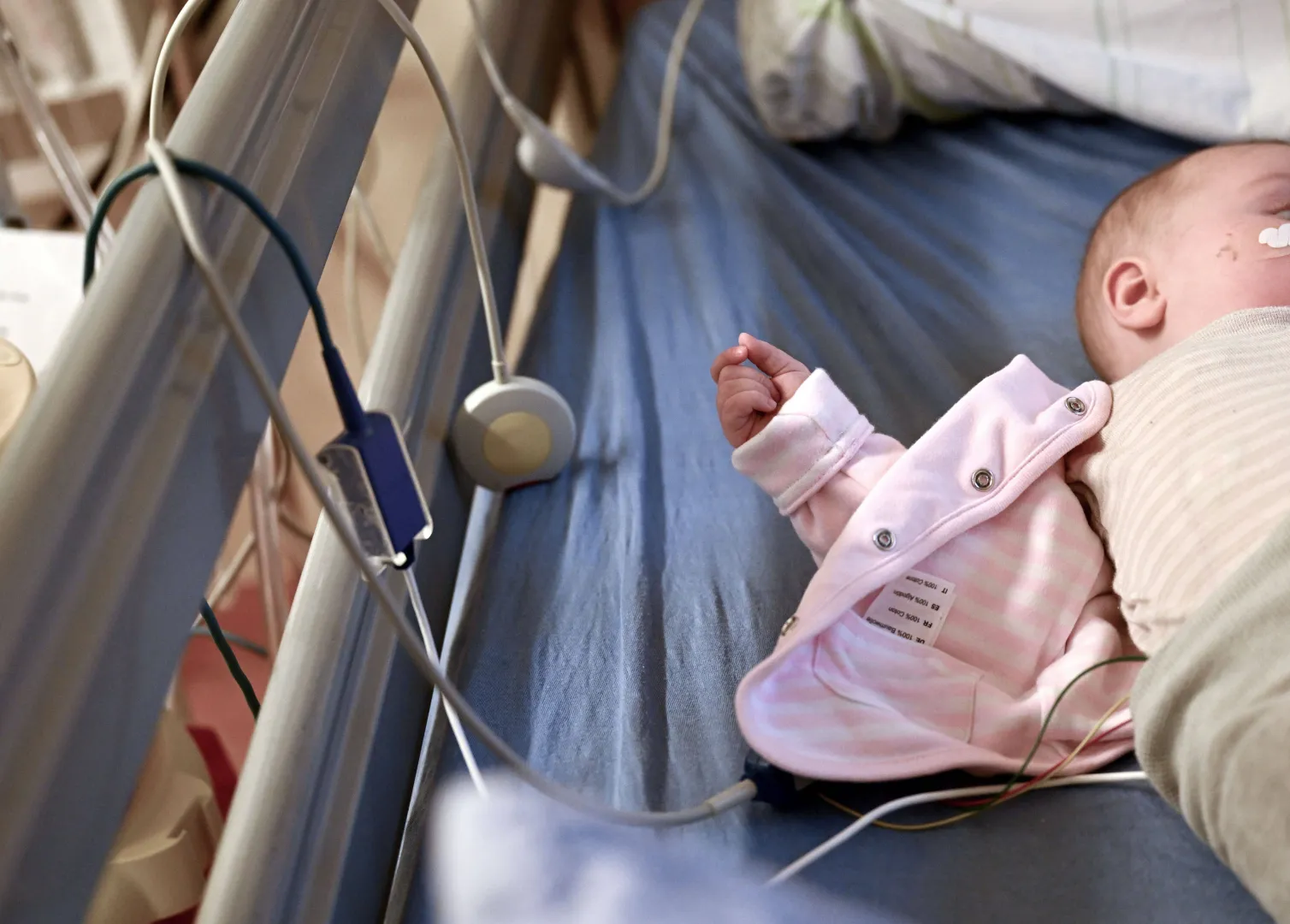 Niemowlę w szpitalu z infekcją RSV Fot. PAP/EPA/Filip Singer