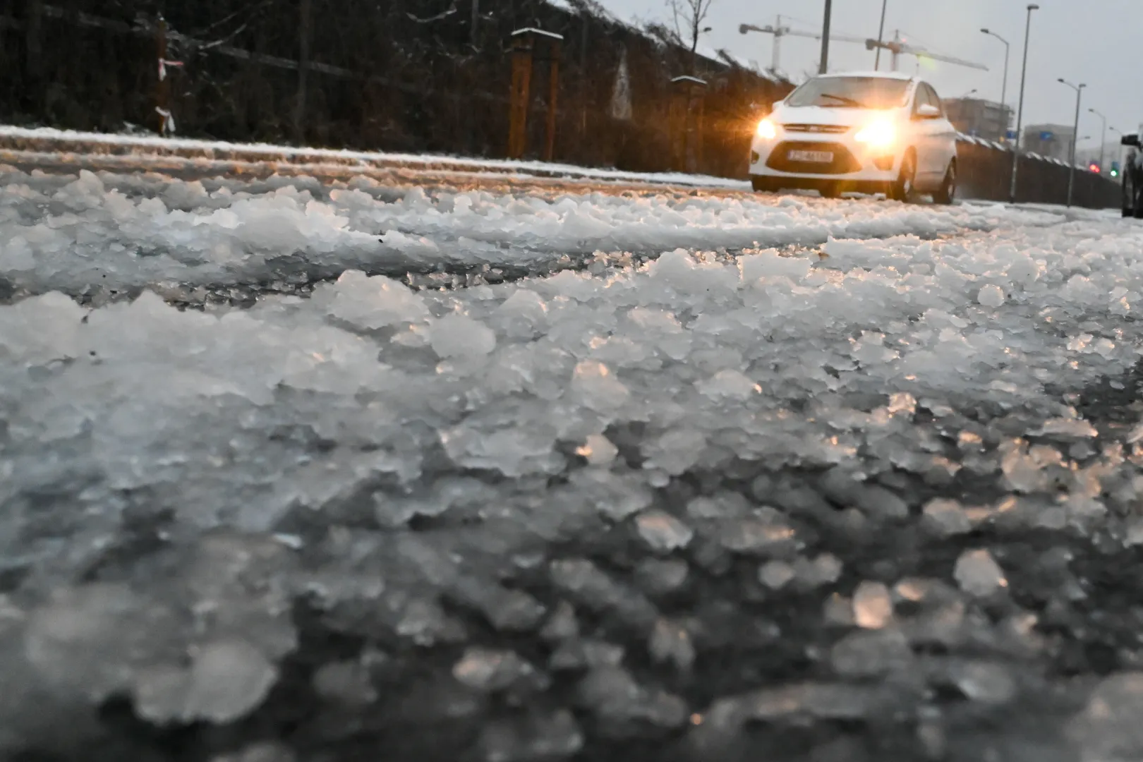 Trudne warunki drogowe. Zdj. ilustracyjne. Fot. PAP/Marcin Bielecki