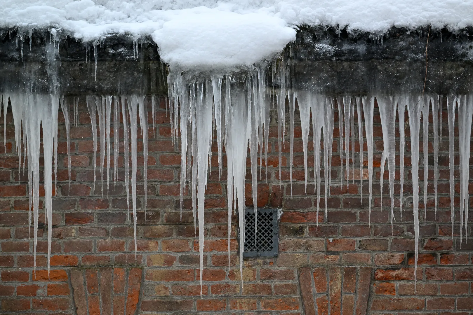 Sople lodu. Fot. PAP/Darek Delmanowicz