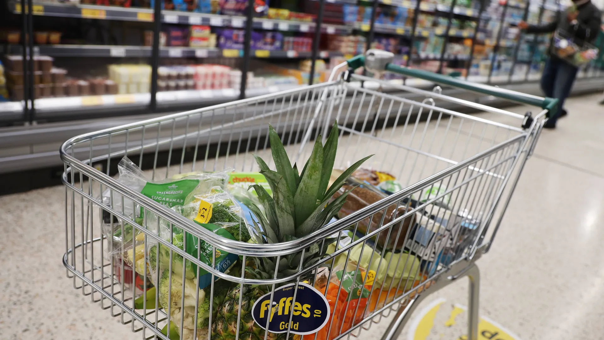 Kosz sklepowy z zakupami spożywczymi Fot. PAP/EPA/ANDY RAIN