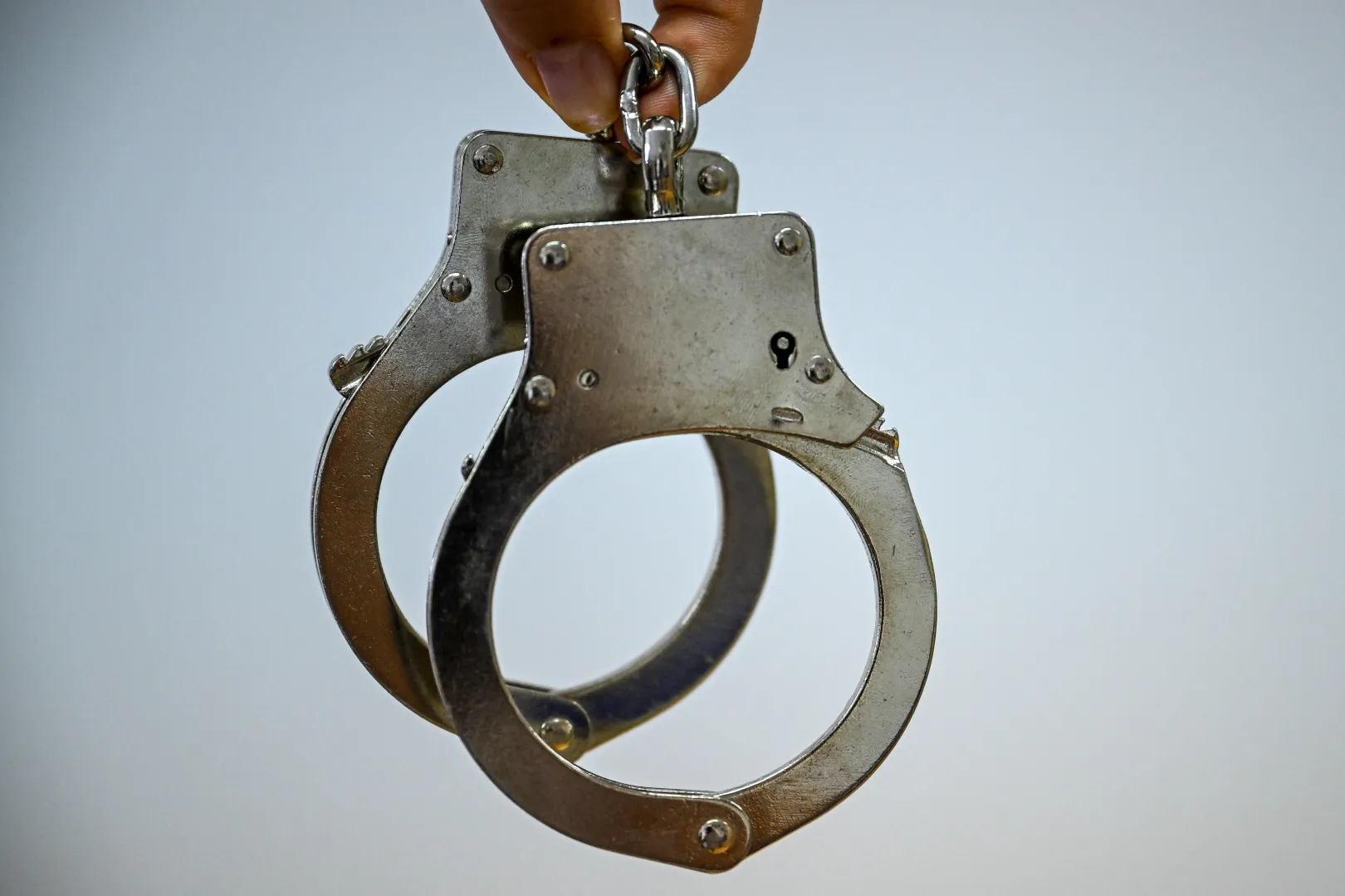 Наручники, фотоілюстрація. Fot. PAP/Darek Delmanowicz