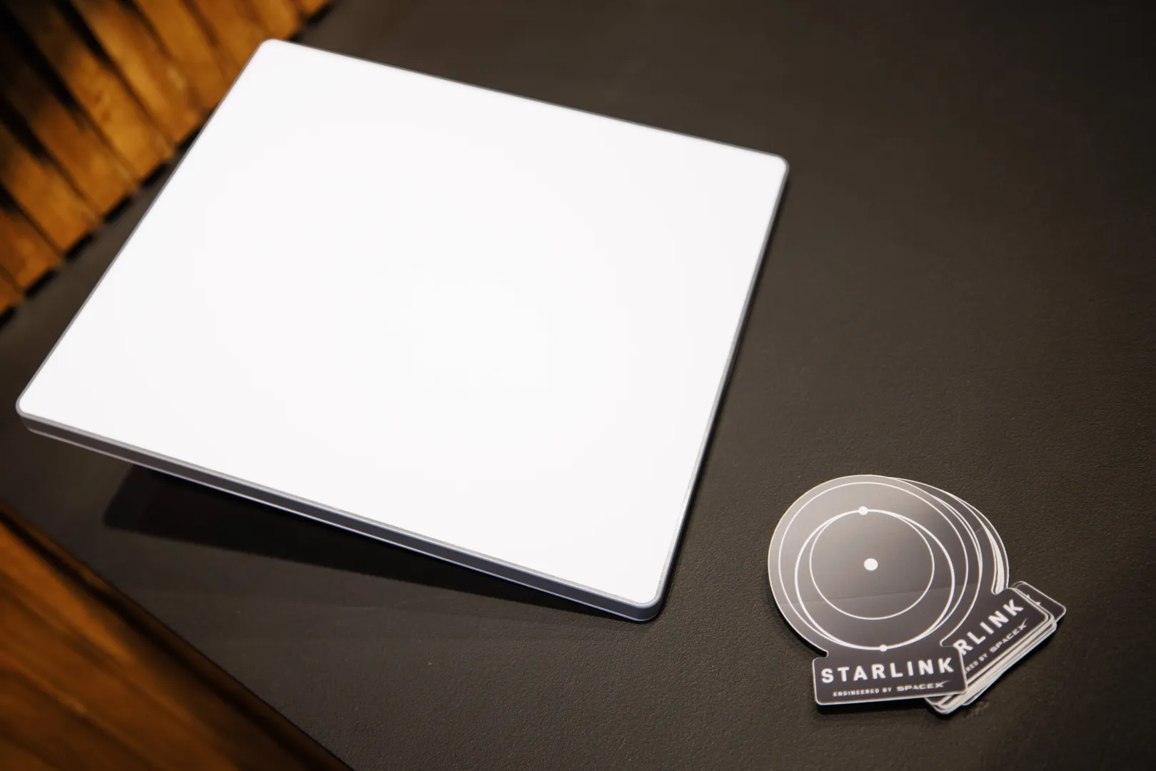 Модем выставленный на стенде компании Starlink от SpaceX во время открытия 100-й выставки IFA в Берлине. Германия, 6 сентября 2024 года. Fot. PAP/EPA/CLEMENS BILAN