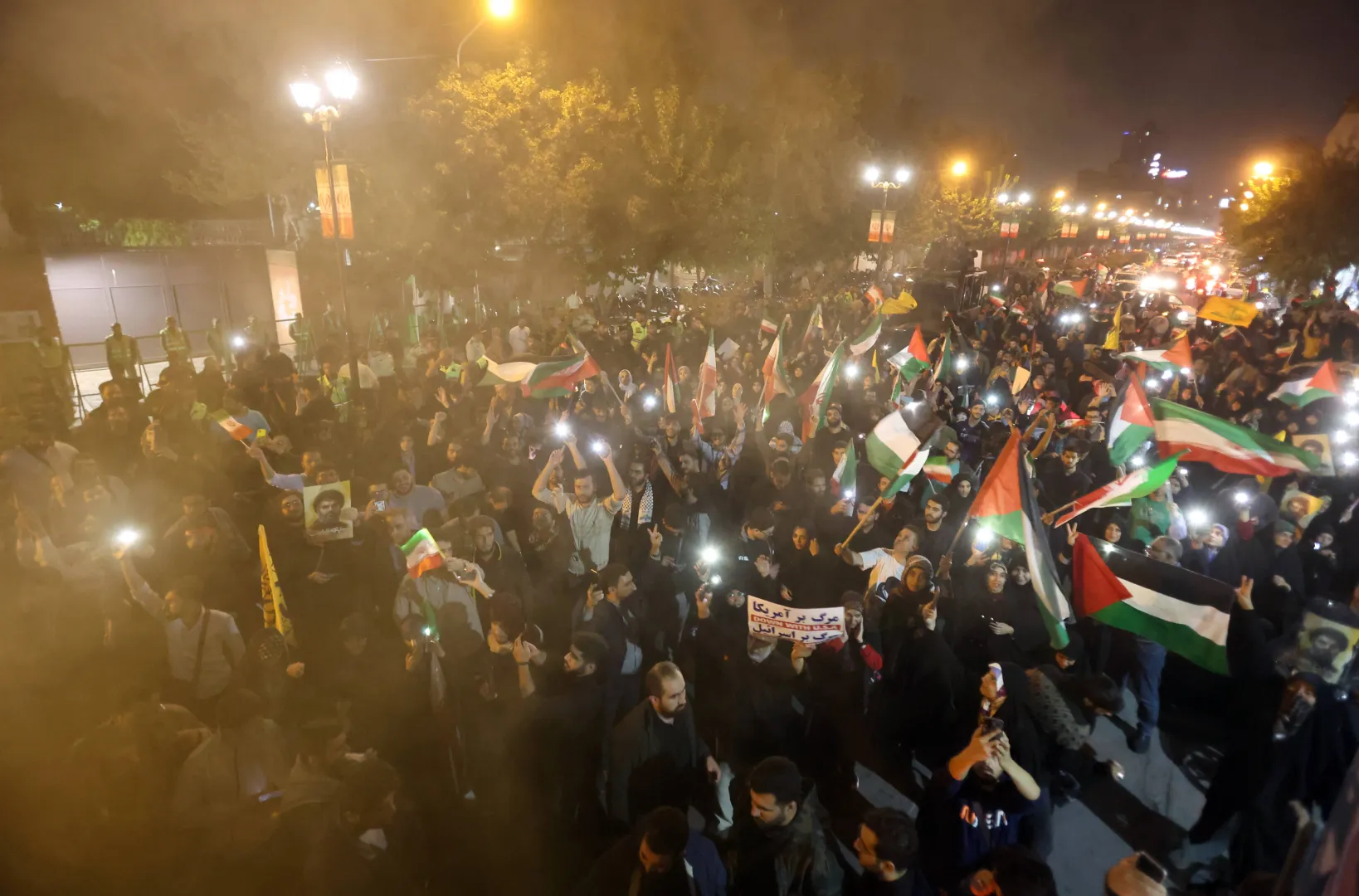 Demonstracja obok ambasady brytyjskiej w Teheranie. Fot. PAP/EPA/ABEDIN TAHERKENAREH