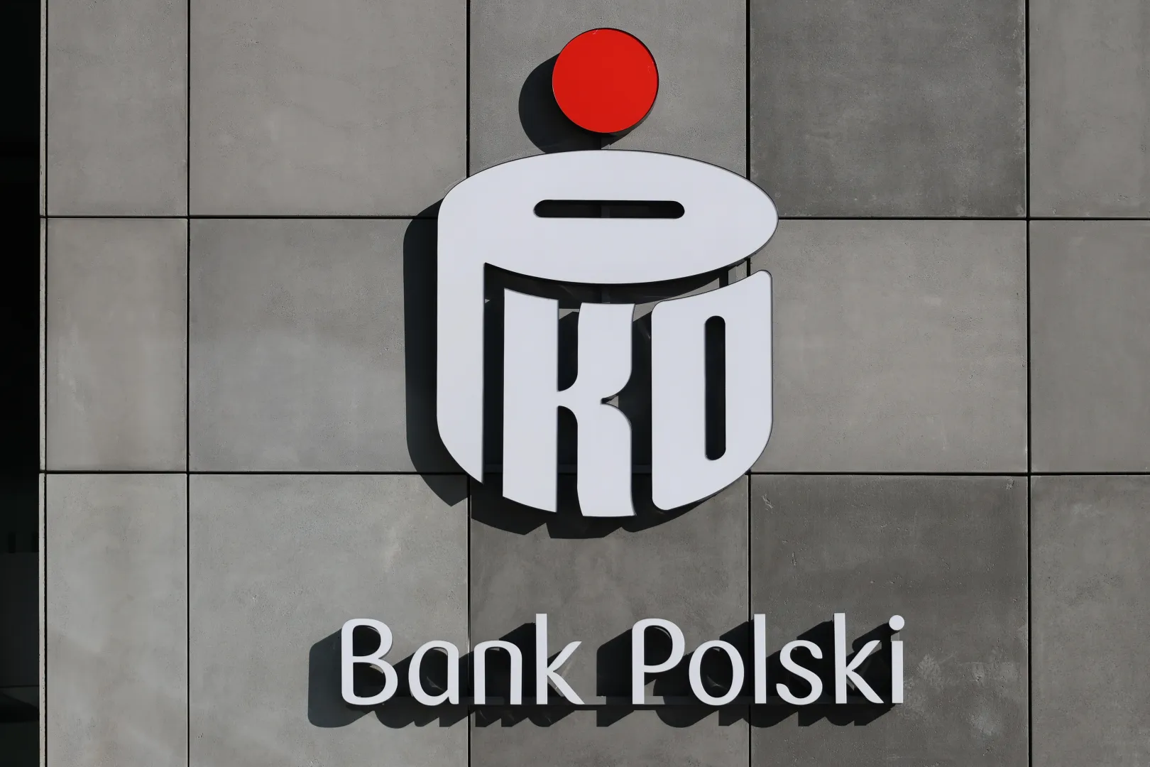 Bank PKO BP (zdjęcie ilustracyjne). Fot. PAP/Albert Zawada