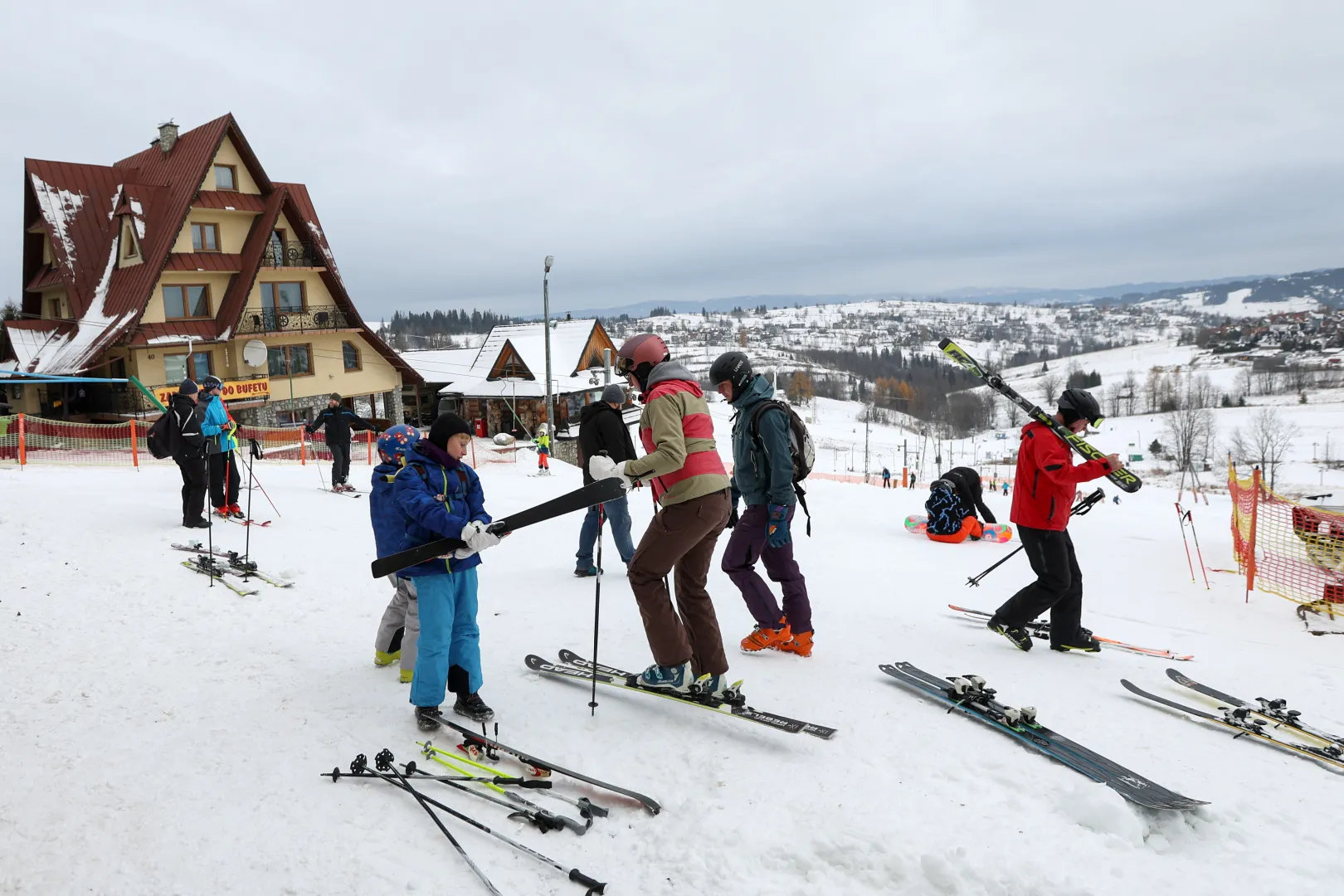 Narciarze na szlakach w Tatrach. Zdj. Ilustracyjne. Fot. PAP/Grzegorz Momot