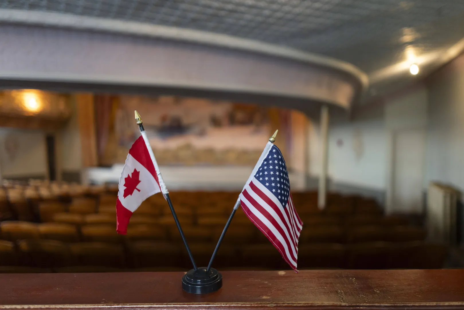 Flagi kanadyjska i amerykańska Fot. PAP/EPA/JUSTIN LANE