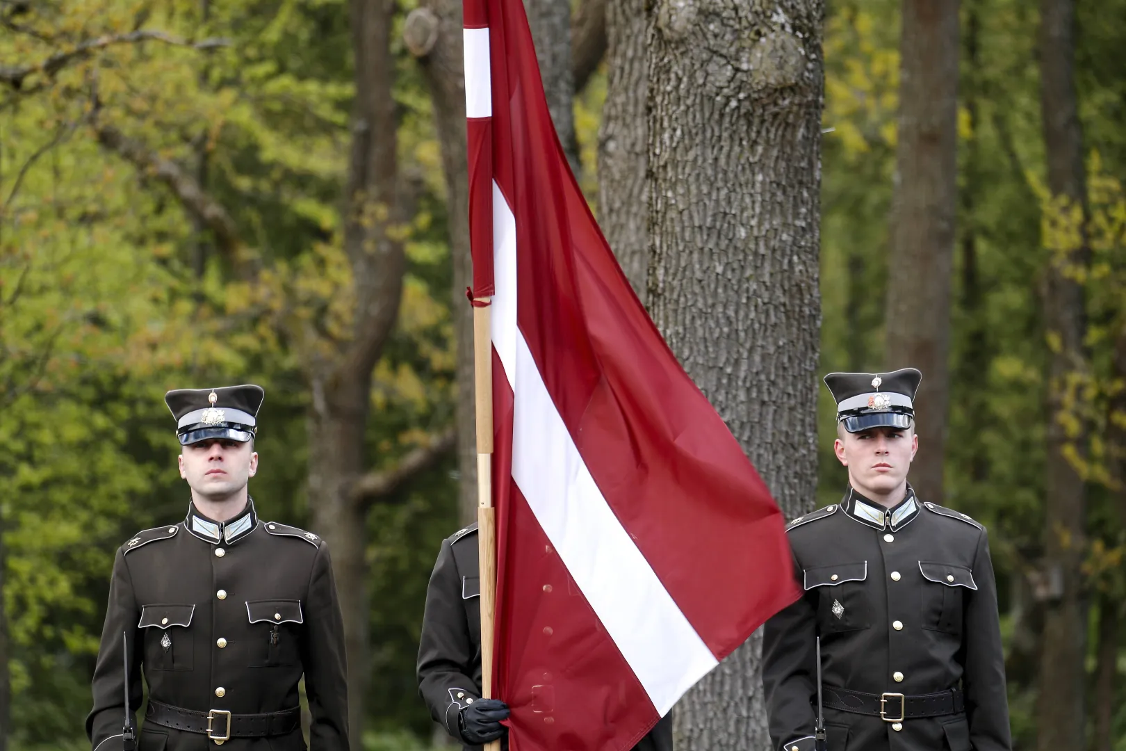 Почётный караул с национальным знаменем Латвии в Риге. Fot. PAP/EPA/TOMS KALNINS