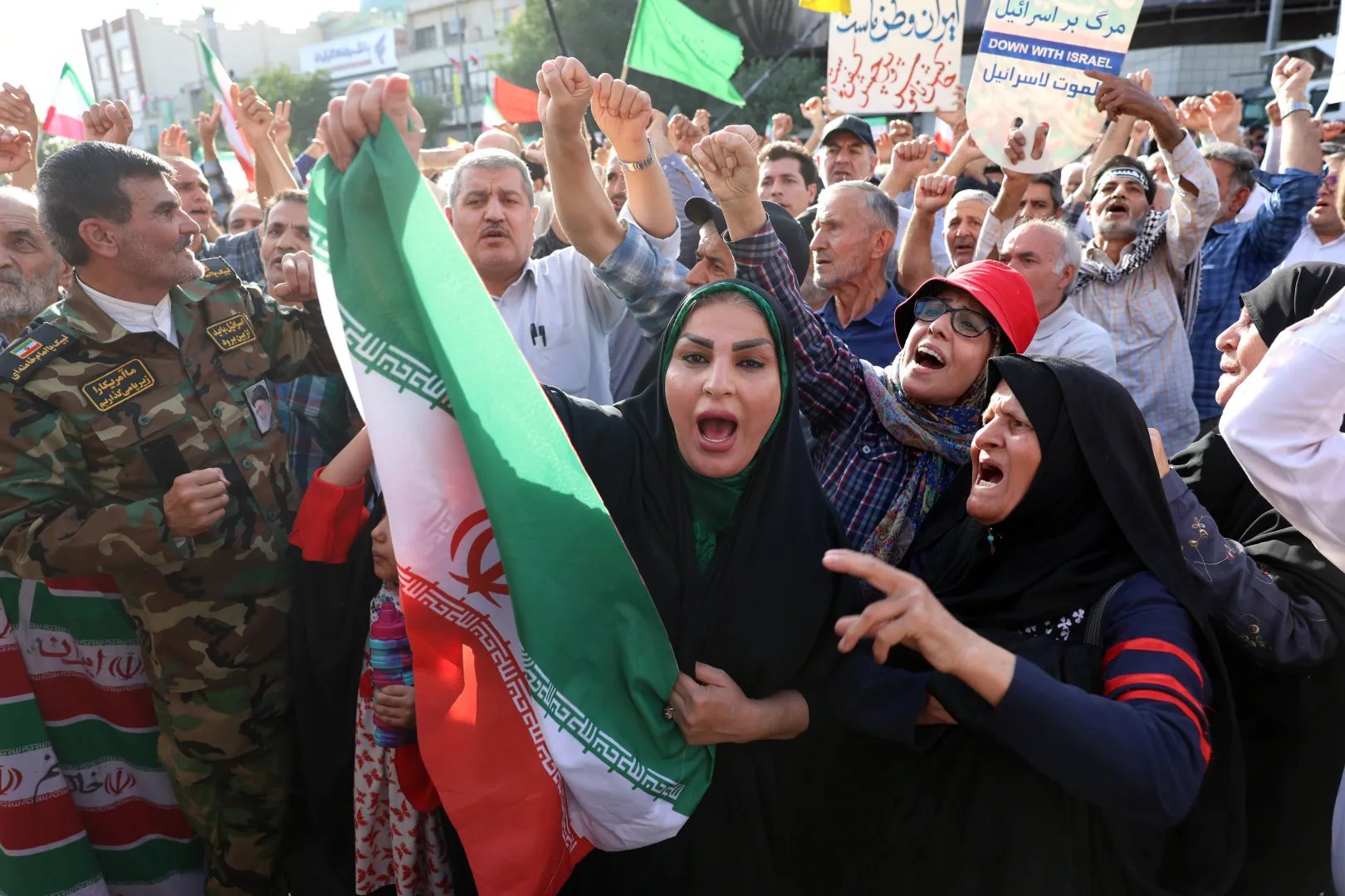 Kobiety podczas protestów w Teheranie. Zdj. ilustracyjne. Fot. PAP/EPA/ABEDIN TAHERKENAREH