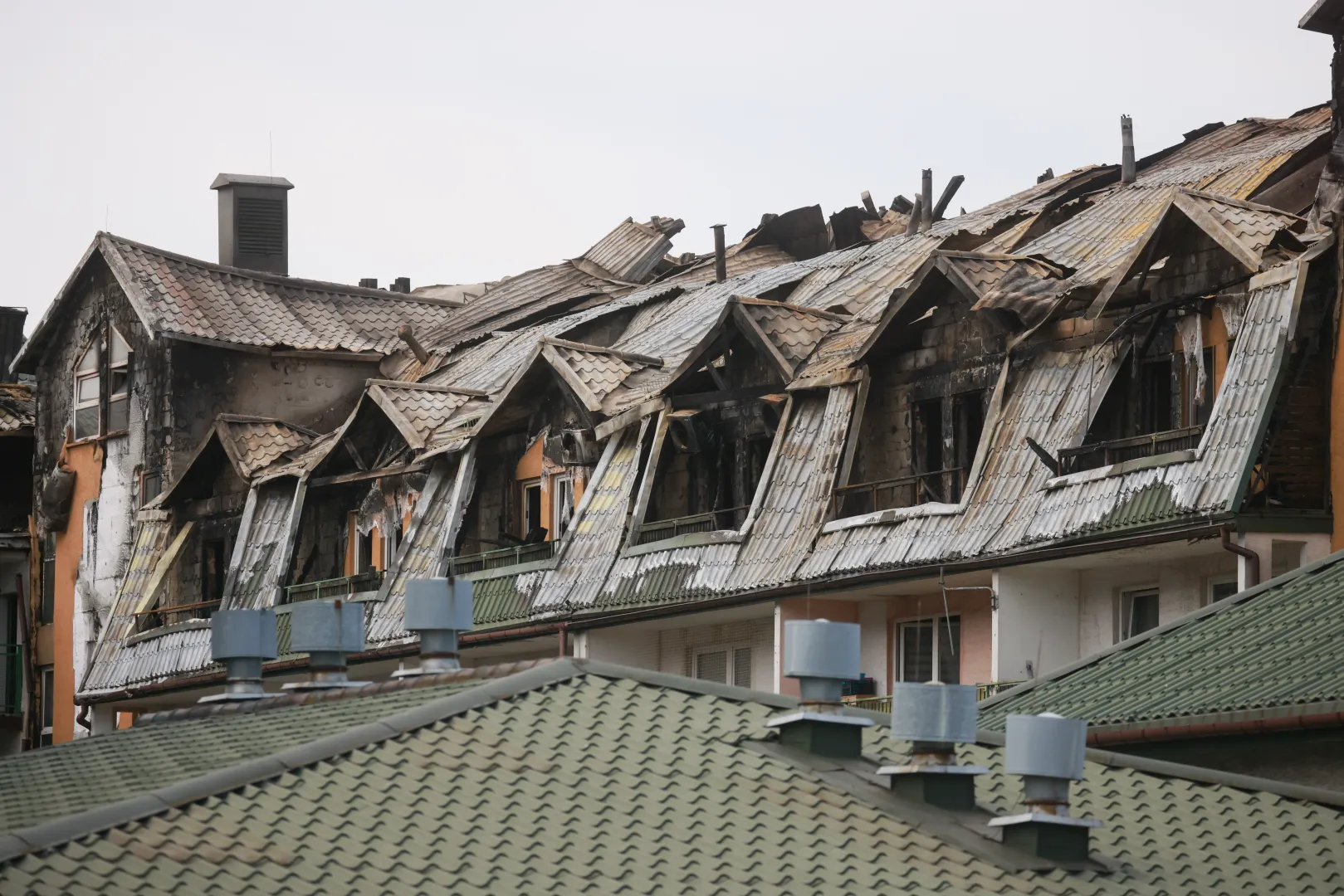 Spalone budynki mieszkalne w podwarszawskich Ząbkach, fot. PAP/Leszek Szymański