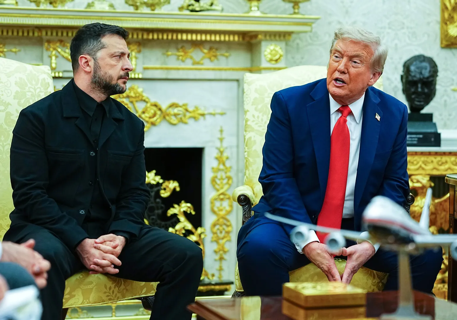 Prezydent Ukrainy Wołodymyr Zełenski i prezydent USA Donald Trump. Fot. PAP/EPA/AARON SCHWARTZ / POOL