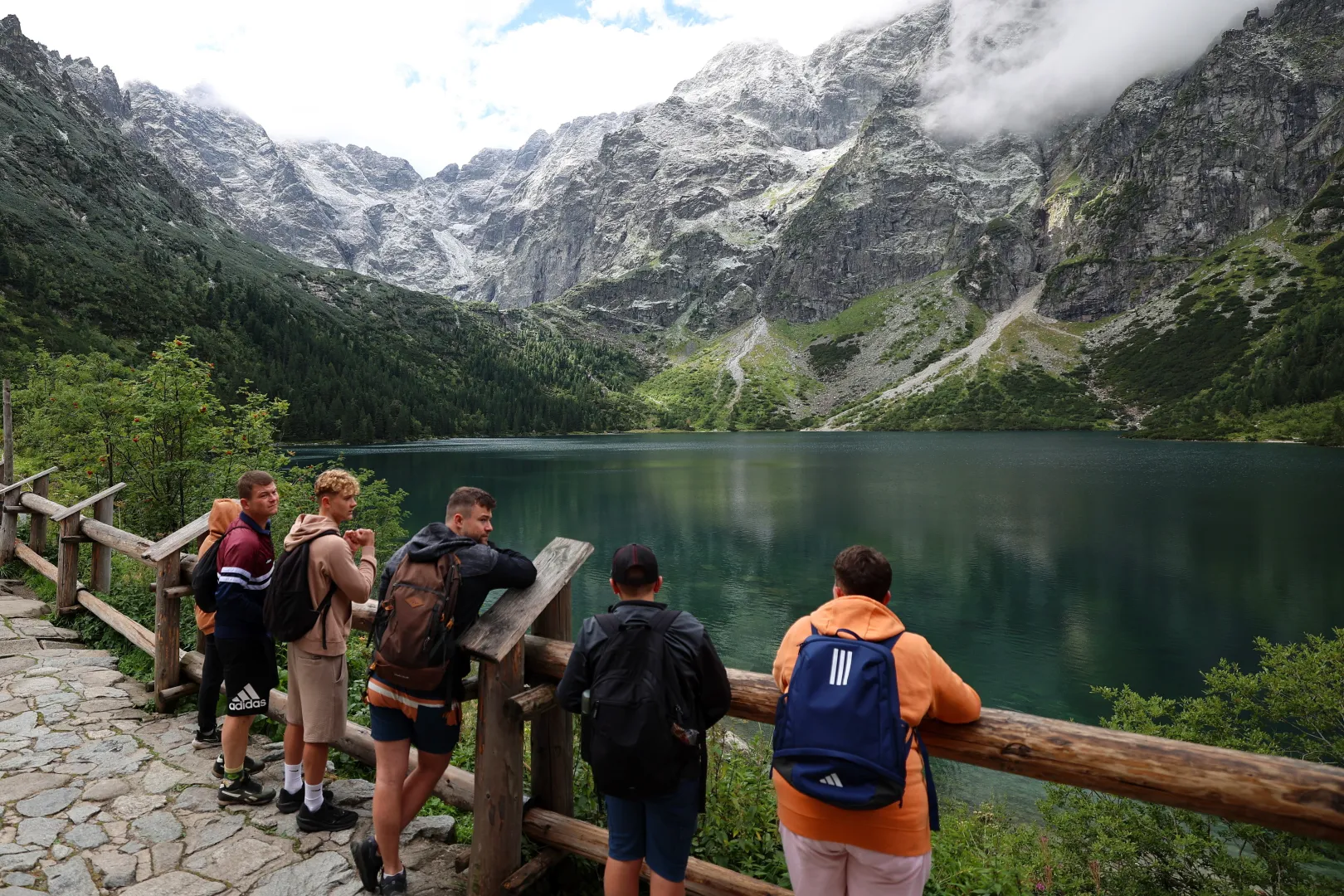 Turyści nad Morskim Okiem Fot. PAP/Grzegorz Momot