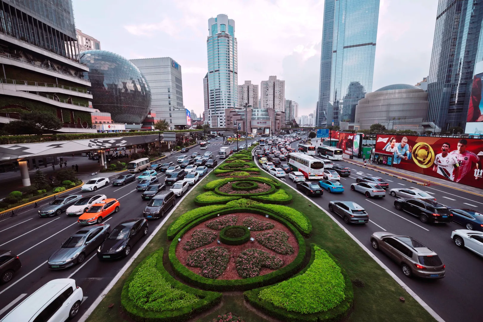 Samochody (zdjęcie ilustracyjne). Fot. EPA/ALEX PLAVEVSKI