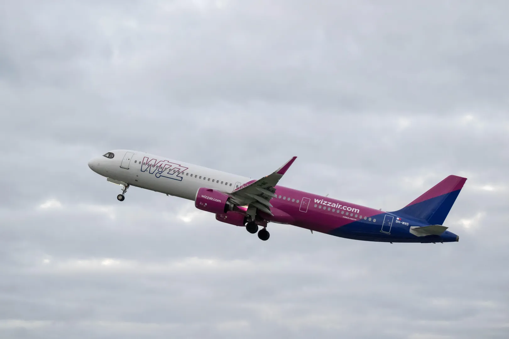 Samolot należący do linii Wizz Air. Fot. PAP/Andrzej Jackowski