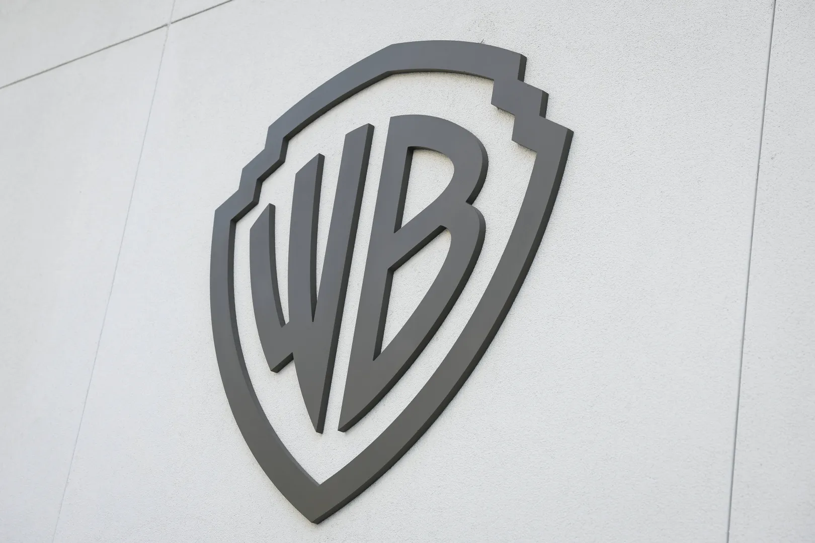 Warner Bros. logo. Fot. PAP/EPA/CAROLINE BREHMAN
