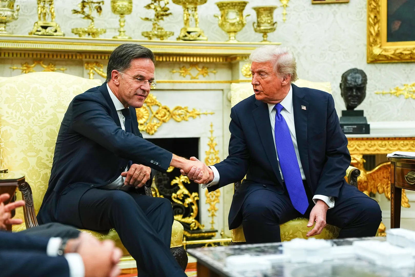 Szef NATO Mark Rutte i prezydent USA Donald Trump. Fot. PAP/EPA/AARON SCHWARTZ / POOL
