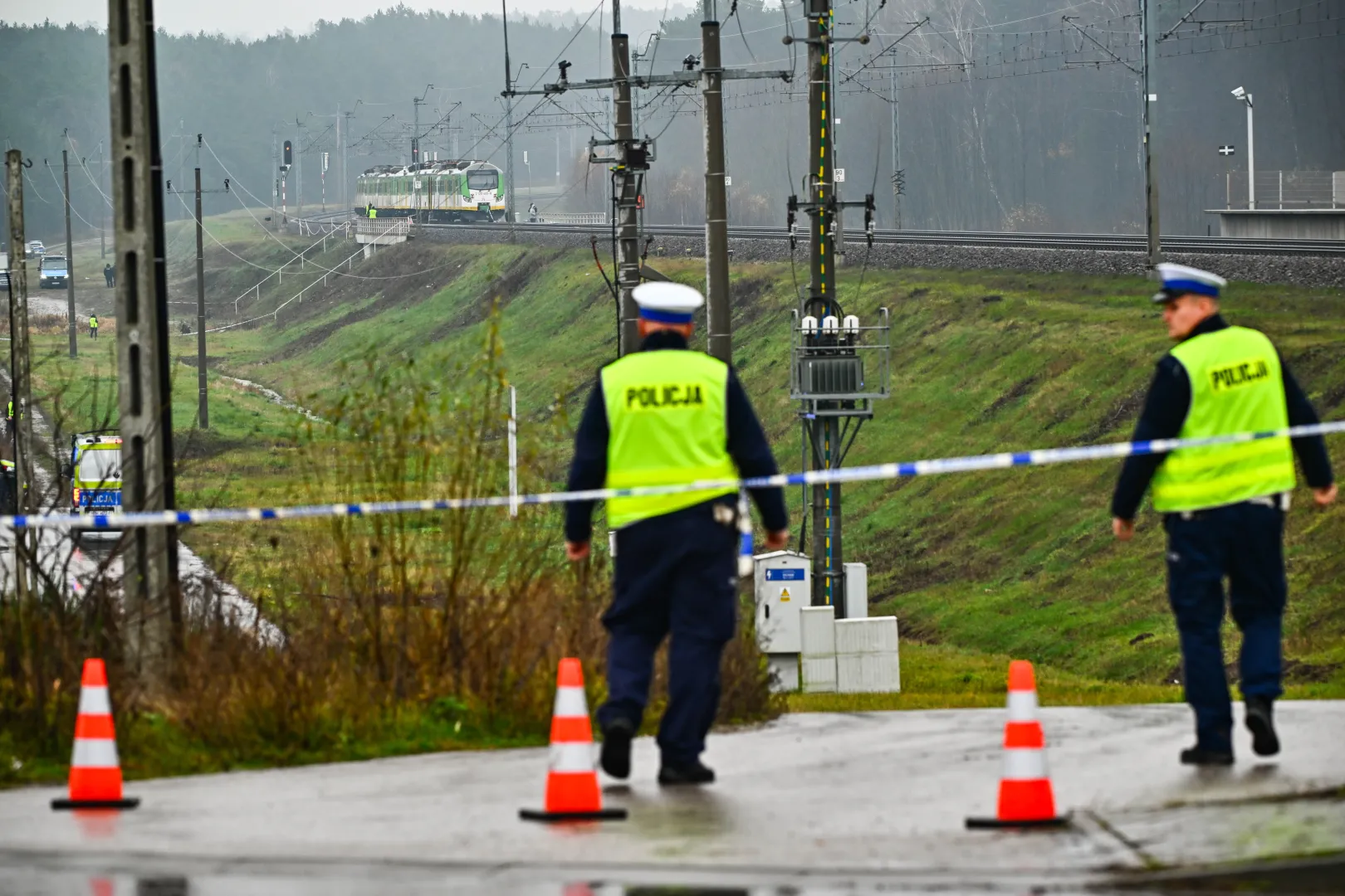 Działania służb przy zniszczonym fragmencie torowiska na trasie Dęblin-Warszawa przy stacji kolejowej w okolicy miejscowości Mika. Fot. PAP/Przemysław Piątkowski