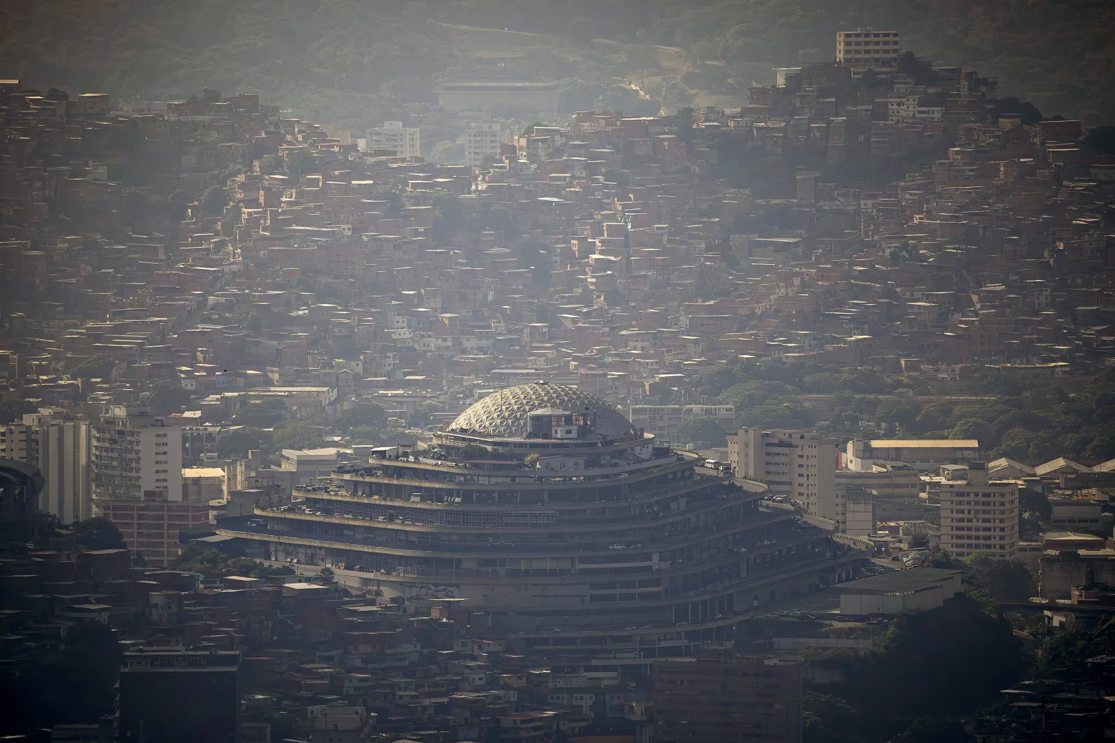 Więzienie El Helicoide. Fot. PAP/EPA/MIGUEL GUTIERREZ