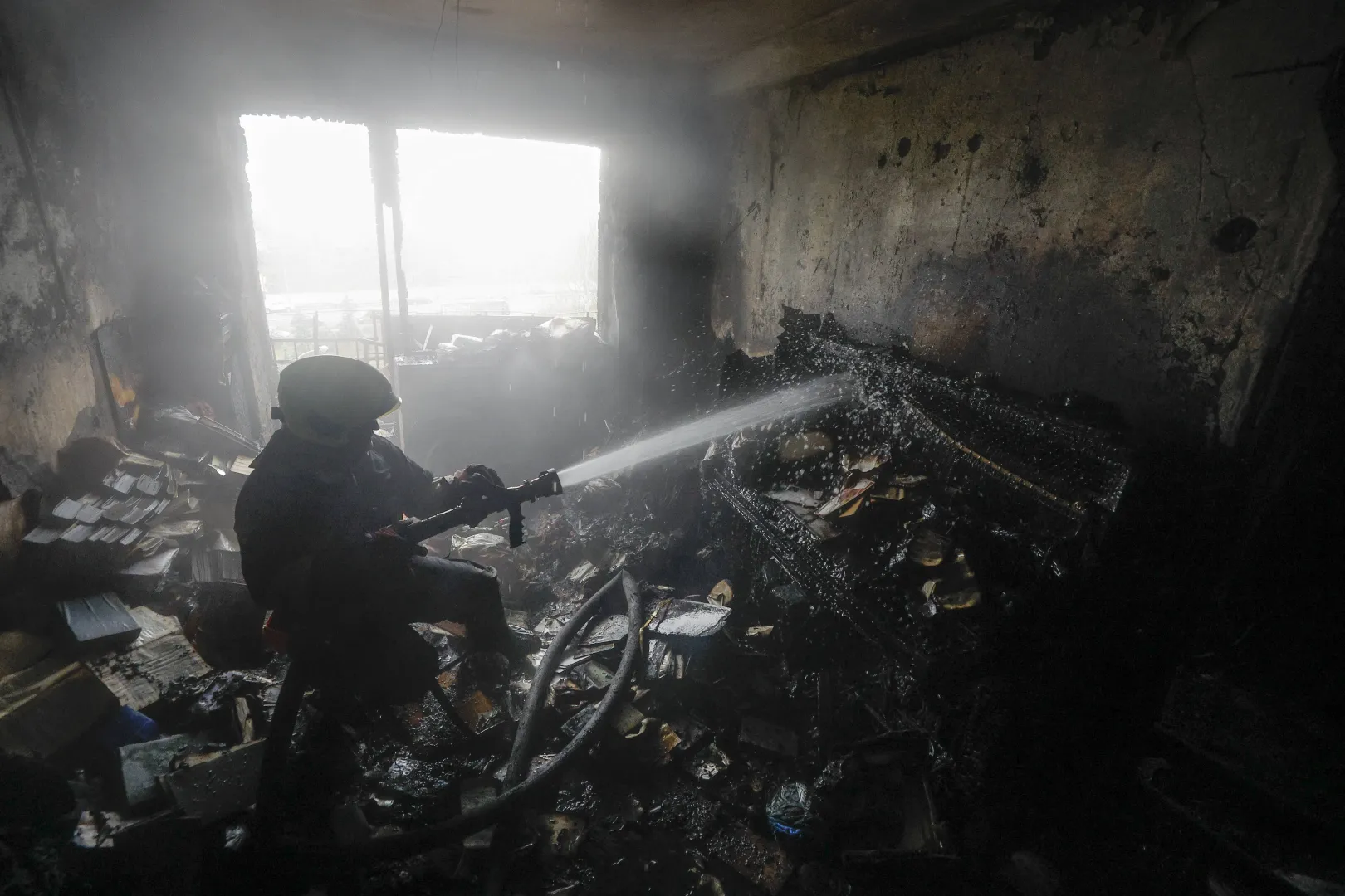 Kałasznyk: ciało mężczyzny znaleziono podczas gaszenia pożaru w jego własnym domu. Fot. PAP/EPA/SERGEY DOLZHENKO (zdjęcie ilustracyjne)